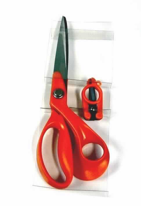 Sog. Schneiderschere

- Set bestehend aus aus einer großen und einer kleinen Schere

- beide mit freiem Arm zu betätigende Erzeugnisse

- jeweils aus zwei um einen Stift x-förmig beweglich gelagerten Schneideblättern aus Stahl,
  die mit zwei Griffschalen aus Kunststoff verbunden sind

- zur leichteren Handhabung sind die Enden der Griffschalen jeweils zu einer Öse zum
  Durchstecken des Daumens oder eines anderen Fingers ausgearbeitet

- bei der kleinen Schere sind die Griffschalen beweglich angebracht, sodass die Schere 
  zusammengeklappt werden kann (Faltschere)

- gemeinsam in einer Kunststoffverpackung für den Einzelverkauf aufgemacht

Abbildung siehe Anlage.

Derartige Erzeugnisse gehören als "Scheren, mit arbeitendem Teil aus unedlem Metall" zum
TARIC-Code 8213 0000 00.