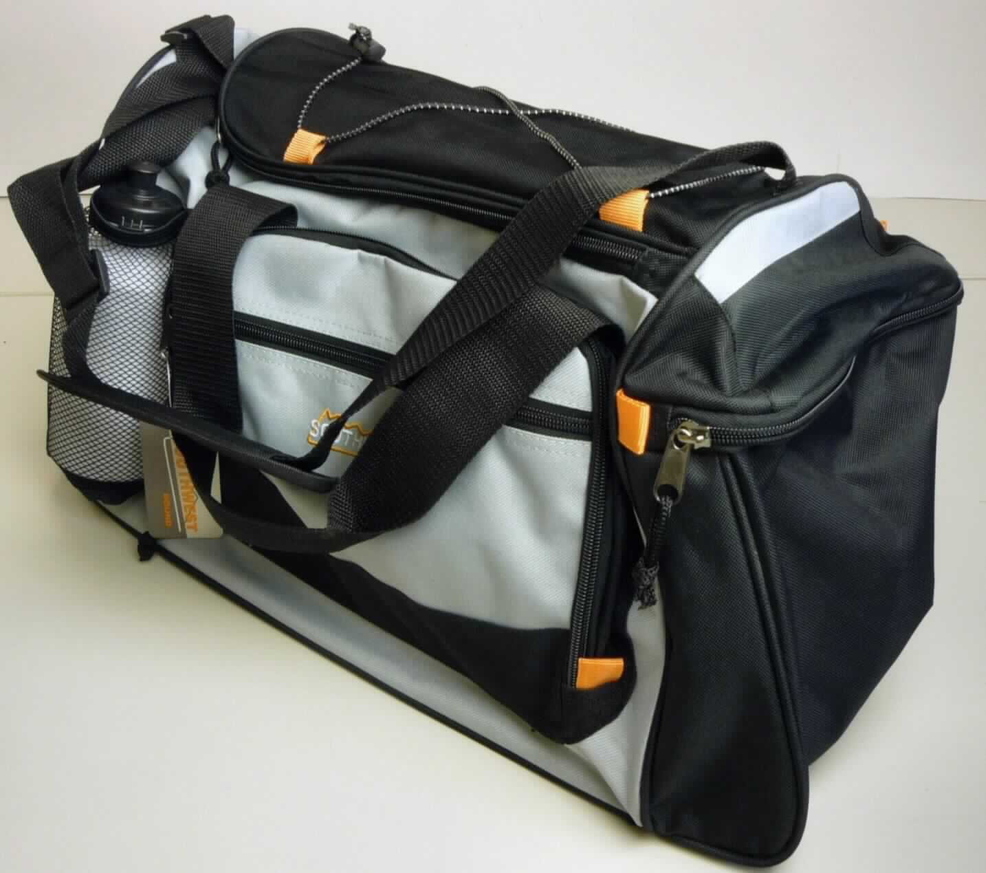 Zweiteilige Zusammenstellung bestehend aus einem reisetaschenähnlichen Behältnis und einem
Transport- oder Verpackungsmittel (Trinkflasche), sog. Sport-Freizeittasche, Foto siehe Anlage,
- in Aufmachung für den Einzelverkauf (die Trinkflasche ist in einem Außenfach der Tasche eingesteckt),
- die Waren dienen weder der Befriedigung eines speziellen Bedarfs noch der Ausübung einer
  bestimmten Tätigkeit und stellen somit keine Warenzusammenstellung im Sinne der AV 3 b) dar;
  somit sind die Waren getrennt einzureihen,
- Transport- oder Verpackungsmittel (Trinkflasche): 
- - aus Kunststoff im Sinne der Anmerkung 1 zu Kapitel 39,
- - mit einem Fassungsvermögen von ca. 0,5 l,
- - mit einem abschraubbaren Deckel und einer verschließbaren Trinköffnung,
- - dient zur Mitnahme von Getränken beim z. B. Sport oder auf Reisen.

"Transport- oder Verpackungsmittel, aus Kunststoffen, Flasche mit einem Fassungsvermögen von 2 l oder
weniger"