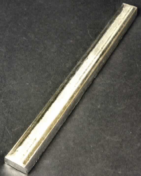 Zinn in Rohform

Bei der Ware handelt es sich um ein massives, silbermetallisches Erzeugnis in Form eines Barrens mit trapezförmigem Querschnitt und den Abmessungen 325 x 28 x 15 mm. Bei dem Material handelt es sich um eine Zinnlegierung (SnCu0,7Ni). Der Barren wird im Stranggussverfahren hergestellt und besitzt deutliche Gussspuren.

Es handelt sich um eine Zinnlegierung in Rohform der Position 8001 der Kombinierten Nomenklatur.