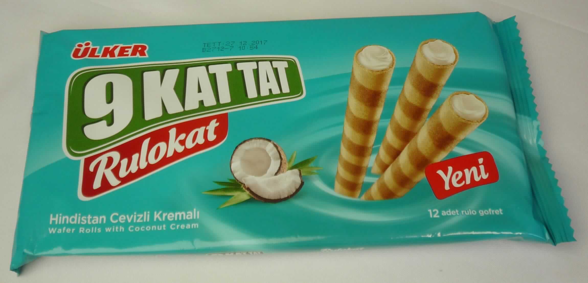 Waffeln mit Cremefüllung

Antragsangaben:
Waffelrollen mit Kokosnusscreme 96 g bzw. 230 g

Beschaffenheit des vorliegenden Warenmusters (96 g; in Originalumschließung):
Bedruckter Kunststoffschlauchfolienbeutel; der Aufdruck enthält Angaben zum Erzeugnis (Wafer Rolls with 
Coconut Cream; 96 g) und zu den Zutaten (siehe Feld 8); darin in einer dunkelbraunen Kunststoffwanne mit 
Vertiefungen zwölf braun und hellbeigefarben gestreifte Waffelrollen (Länge ca. 11 cm; Durchmesser ca. 
1,2 cm), gefüllt mit einer cremefarbenen Fettcreme; Geschmack nach Waffelgebäck mit Kokosnusscreme-
füllung, süß.

Wassergehalt: nach der Warenbeschaffenheit 10 GHT oder weniger
Milchfett*: weniger als 1,5 GHT
Milchprotein*: weniger als 2,5 GHT
Stärke/Glucose**: 5 bis weniger als 25 GHT
Saccharose/Invertzucker/Isoglucose***: 30 bis weniger als 50 GHT

*: abgeleitet aus der Zutatenliste in Verbindung mit den Analysedaten
**: festgestellt gemäß VO (EG) 900/2008, VO (EU) 118/2010
***: festgestellt gemäß VO (EG) 900/2008

Backware, Waffel mit einem Wassergehalt von 10 GHT oder weniger, nicht mit Schokolade oder kakaohaltigen 
Überzugsmassen überzogen oder bedeckt, nicht gesalzen
