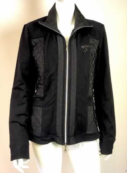 Jacke, sog. Damenjacke, Größe M, Foto siehe Anlage,
- charakterbestimmend aus ca. 1 mm dicken, einfarbigen Gewirken aus laut Antrag 95 % Baumwolle und 
  5 % Elasthan (synthetische Chemiefasern) und aus einem durch Steppen abgeteilten, dreilagigen 
  Verbunderzeugnis der Position 5811, mit ca. 0,2 mm dicken Außenlagen aus Geweben aus laut Antrag
  100 % Polyester (synthetische Chemiefasern) und einer Zwischenlage aus Wattierungsstoff,
- ungefüttert,
- über die Taille reichend (Rückenlänge: ca. 62 cm),
- mit einem Umlegekragen, 
- mit langen Ärmeln, an den Ärmelenden mit angenähten, nicht verengenden Bündchen,
- vorn mit einer durchgehenden Öffnung mit einem bis in die Kragenspitze reichenden Reißverschluss, 
- ohne Überlappung, ohne Hinweis auf den Trägerkreis (unisex),
- mit zwei eingesetzten Taschen mit Reißverschluss unterhalb der Taille, 
- mit einem Schultersattel, körpernah und in Bahnen gearbeitet,
- am unteren Rand mit einem angenähten, nicht verengenden Bund,
- kennzeichnet sich aufgrund des allgemeinen Aussehens, einer gewissen Formfestigkeit, der Ausstattung 
  und des Materials als Jacke der Position 6104 (somit kein Kleidungsstück der Position 6110),
- wird nicht als äußerstes Kleidungsstück über jeder anderen Kleidung getragen (somit kein windjackenähnliches 
  Kleidungsstück der Position 6102).

"Jacke, aus Gewirken, für Frauen, aus Baumwolle"