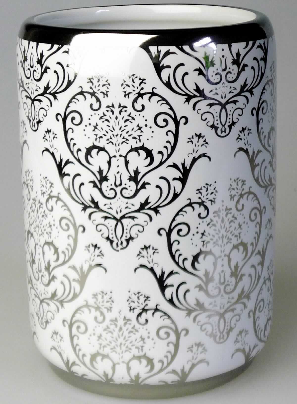 Keramischer Toilettengegenstand, sog. Zahnputzbecher Barock, silber/weiß, Art.-Nr. 22621100, Abbildung siehe 
Anlage, 
- glasierter, weißer, zylinderförmiger Becher, 
- außen mit silberfarbenem Rankenmuster und silberfarbenem Rand verziert, 
- mit einem Durchmesser von ca. 7,2 cm und einer Höhe von ca. 10,5 cm, 
- keramisches Erzeugnis, nach der Formgebung gebrannt, tonmineralhaltiges Material enthaltend, 
- nach dem Ergebnis der wissenschaftlichen Untersuchung handelt es sich weder um Porzellan noch um gewöhn- 
  lichen Ton, Steinzeug, Steingut oder feine Erden; das Erzeugnis ist als andere keramische Ware anzusehen,
- zur Verwendung als Zahnputzbecher im Badezimmer bestimmt.

"Keramischer Toilettengegenstand, aus anderer Keramik als Porzellan, gewöhnlicher Ton, Steinzeug, 
 Steingut oder feine Erden"