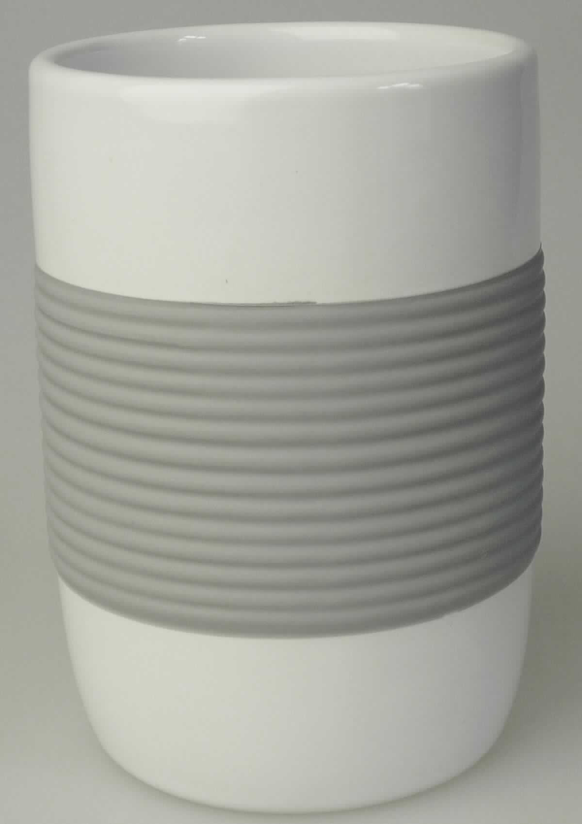 Keramischer Toilettengegenstand, sog. Zahnputzbecher Bahia, grau, Art.-Nr. 21682100, Abbildung siehe Anlage, 
- glasierter, innen weißer, zylinderförmiger Becher, 
- außen mittig mit grauem Kunststoff beschichtetem Rillenmuster versehen,  
- mit einem Durchmesser von ca. 7,5 cm und einer Höhe von ca. 10,6 cm, 
- keramisches Erzeugnis, nach der Formgebung gebrannt, tonmineralhaltiges Material enthaltend, 
- nach dem Ergebnis der wissenschaftlichen Untersuchung handelt es sich weder um Porzellan noch um gewöhn- 
  lichen Ton, Steinzeug, Steingut oder feine Erden; das Erzeugnis ist als andere keramische Ware anzusehen,
- zur Verwendung als Zahnputzbecher im Badezimmer bestimmt.

"Keramischer Toilettengegenstand, aus anderer Keramik als Porzellan, gewöhnlicher Ton, Steinzeug, 
 Steingut oder feine Erden"