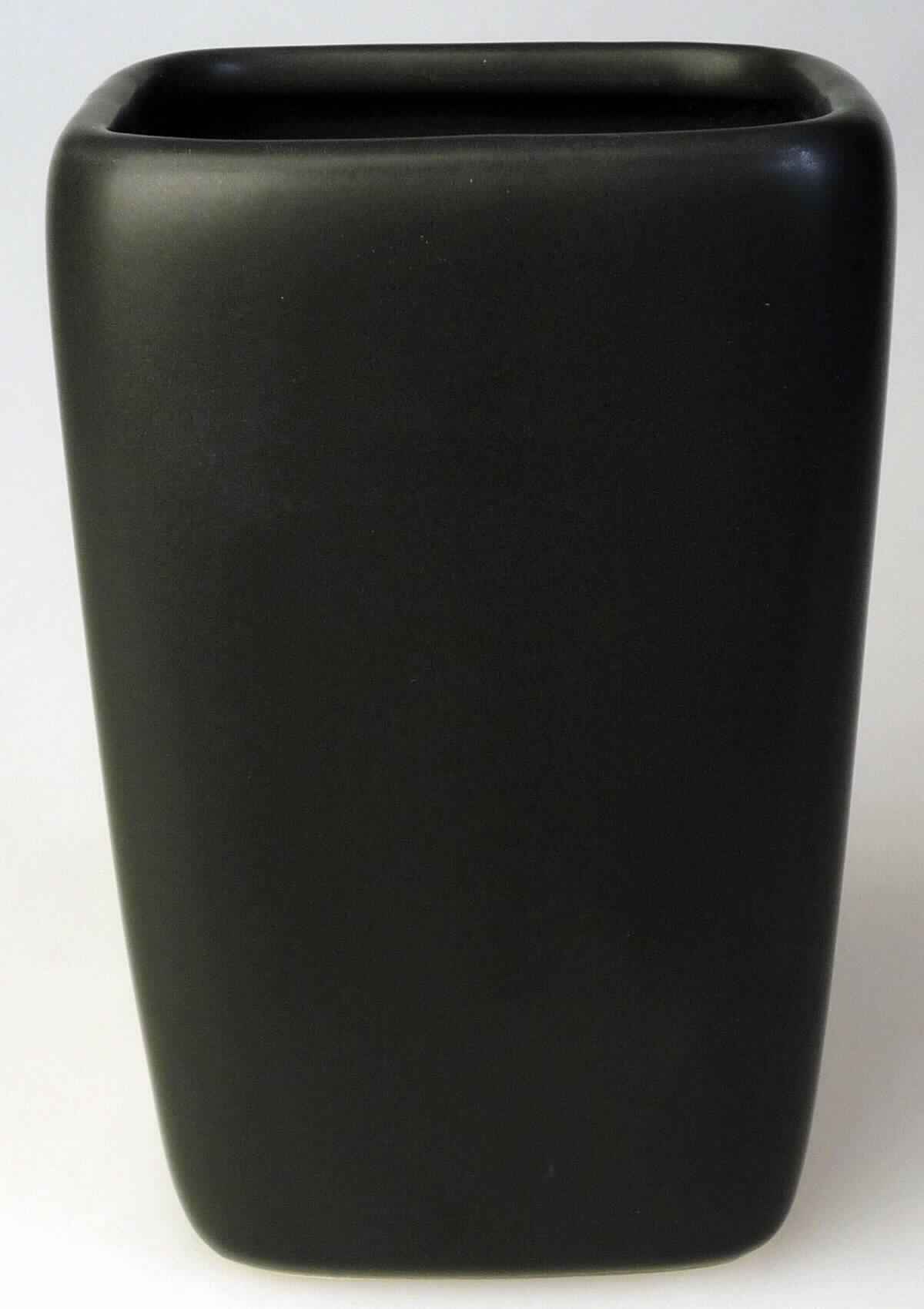 Keramischer Toilettengegenstand, sog. Zahnputzbecher Faro, schwarz, Art.-Nr. 20018100, Abbildung siehe Anlage, 
- glasierter, schwarzer, rechteckiger Becher, 
- mit den Abmessungen von ca. 7,2 cm (Länge) x 7,2 cm (Breite) x 10,7 cm (Höhe), 
- keramisches Erzeugnis, nach der Formgebung gebrannt, tonmineralhaltiges Material enthaltend, 
- nach dem Ergebnis der wissenschaftlichen Untersuchung handelt es sich weder um Porzellan noch um gewöhn- 
  lichen Ton, Steinzeug, Steingut oder feine Erden; das Erzeugnis ist als andere keramische Ware anzusehen,
- zur Verwendung als Zahnputzbecher im Badezimmer bestimmt.

"Keramischer Toilettengegenstand, aus anderer Keramik als Porzellan, gewöhnlicher Ton, Steinzeug, 
 Steingut oder feine Erden"