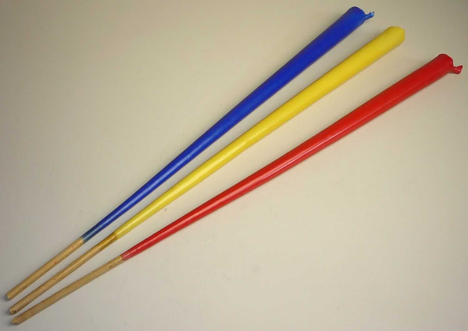 Angaben:
196651 Gartenfackel 3er Set; Material: Parafin Wax, Bambus Stöcke; Wachsgewicht: 300 g / Set.

Warenbeschaffenheit:
in einer farblosen Kunststofffolie verpackt befand sich ein Set aus 3 ca. 65 cm langen, stabförmigen Fackeln (rot, gelb, blau) aus 2 Schichten Wachs, dazwischen eine Schicht wachsgetränktem Papier auf einem kurzen, runden Holzstab mit einem kurzen Docht an der Oberseite (ca. 4 cm).

Befund:
Ware aus leicht entzündlichen Stoffen im Sinne der Anmerkung 2 zu Kapitel 36
Zusammengesetzte Ware, bei der im Sinne der AV 3b) die leicht entzündlichen Bestandteile im Hinblick auf die Verwendung und den Umfang als charakterbestimmend angesehen werden.