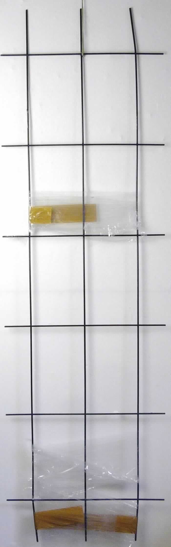 Gitterspalier aus Stahl

Bei den Waren handelt es sich um rechteckige Gitter, jeweils bestehend aus sechs Querstreben und drei Längsstreben, die aus mit Kunststoff überzogenem Stahldraht (maximale Querschnittsabmessung einschließlich verschiedenfarbiger Kunststoffüberzug ca. 4,8 mm) gefertigt sind.
Die Quer- und Längsstreben der Erzeugnisse liegen jeweils parallel, sind an den Kreuzungsstellen verschweißt und bilden eine Maschengröße von ca. 375 cm².
Die Waren dienen als Rankhilfe für Pflanzen und sind zusammen mit Befestigungsmaterial zur Wandmontage, das in einem Kunststoffbeutel verpackt ist, für den Einzelverkauf aufgemacht. 
Abmessungen (Breite x Höhe): ca. 45cm, 60cm oder 75 cm x 150 cm.

Derartige Erzeugnisse sind als "andere Gitter aus Stahl, an den Kreuzungsstellen verschweißt, mit einer Maschengröße von 100 cm² oder mehr, aus Draht mit einer größten Querschnittsabmessung von 3 mm oder mehr" in den TARIC Code 7314 2090 00 einzureihen.