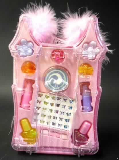 Make-up-Set für Kinder 

Bei der Ware handelt es sich um eine für den Einzelverkauf aufgemachte Warenzusammenstellung in einer Plastikbox in Form einer Burg mit folgendem Inhalt:

2  kleine Lippenstifte, 1 Döschen Lipgloss, 2 kleine Fläschchen Nagellack mit Glitter, 1 Nagelaufkleber-Set, 1 Kunststoff-Applikator, 2 kleine Kunststoff-Haarspangen in Form einer Blume, 3 kleine Kunststoff-Ringe in verschiedenen Formen (Herz, Stern, Biene).

Es liegt eine Warenzusammenstellung für den gemeinsamen Bedarf des Schminkens vor. Der Charakter der Warenzusammenstellung wird durch die Lippenstifte und das Lipgloss (Schminkmittel für die Lippen) bestimmt.