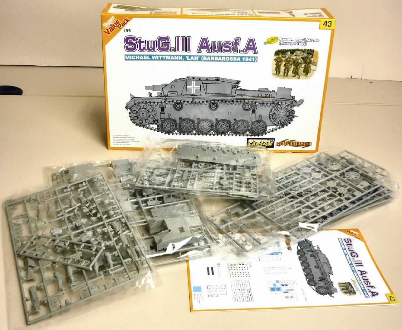Das in einem bedruckten Pappkarton mit mehrsprachiger Bauanleitung für den Einzelverkauf 
aufgemachte, noch nicht zusammengesetzte, verkleinerte Modell "StuG. III Ausf. A" beinhal-
tet im Wesentlichen:
- fünf noch nicht zusammengesetzte, starre Soldatenfiguren in unterschiedlicher Pose,
- militärische Hoheitsabzeichen in Form von Abziehbildern,
- zwei Gitterroste und
- einen maßstabgetreu verkleinerten Panzermodell (Maßstab 1:35) zum Zusammenbauen, 
Die Ware liegt im Wesentlichen in Form von Kunststoffspritzlingen vor, aus denen die Ein-
zelteile herauszubrechen und zusammenzubauen (zu kleben) sind. Lediglich die Gitterroste 
bestehen aus unedlen Metallen.
Die zusätzlichen, starren Soldatenfiguren (darunter die des Panzerkommandanten als Halbfigur)
stellen sich im Zusammenhang mit dem Panzer ebenso wie die Abziehbilder lediglich als Gegen-
stände von geringer Bedeutung dar.

Das Erzeugnis dient der Unterhaltung von Jugendlichen und Erwachsenen und ist als "maßstab-
getreu verkleinertes Modell zum Zusammenbauen" einzureihen.