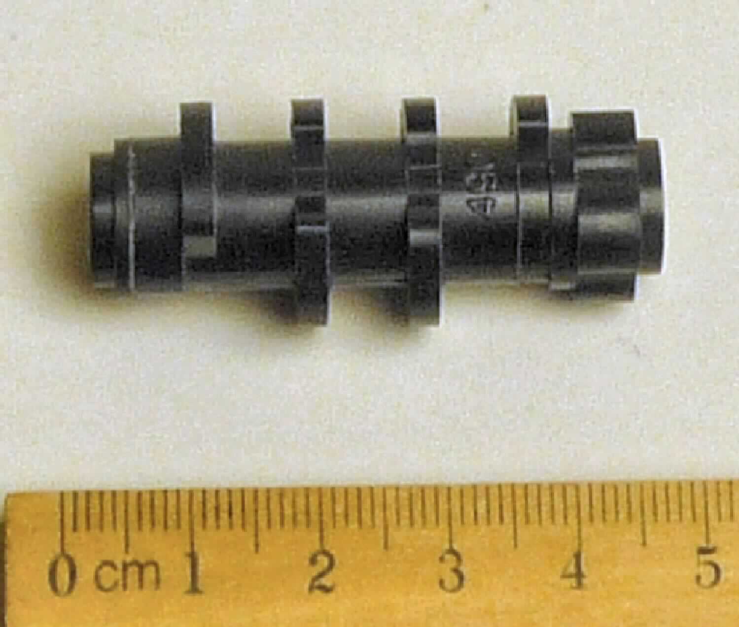 Nockenwelle, sog. Schaltwalze, ca. 4,5 cm lange Hohlwelle aus schwarzem Kunststoff mit ca. 13 mm Durchmesser, an einem Ende mit vierzähligem Raststern am Außenmantel und ungefähr halbkreisförmiger Aussparung in der Stirnfläche, mit vier Nockenbahnen, davon die beiden mittleren als Doppelnocken, mit eingeformter Teile-Nr. 490, zum Einbau in einen elektrischen Geräteschalter, zum Bewegen der darin befindlichen Schaltkontakte.

Die Ware ist als "Nockenwelle, nicht von Unterpos. 8483 1021 bis 8483 1095 10 erfasst" einzureihen.