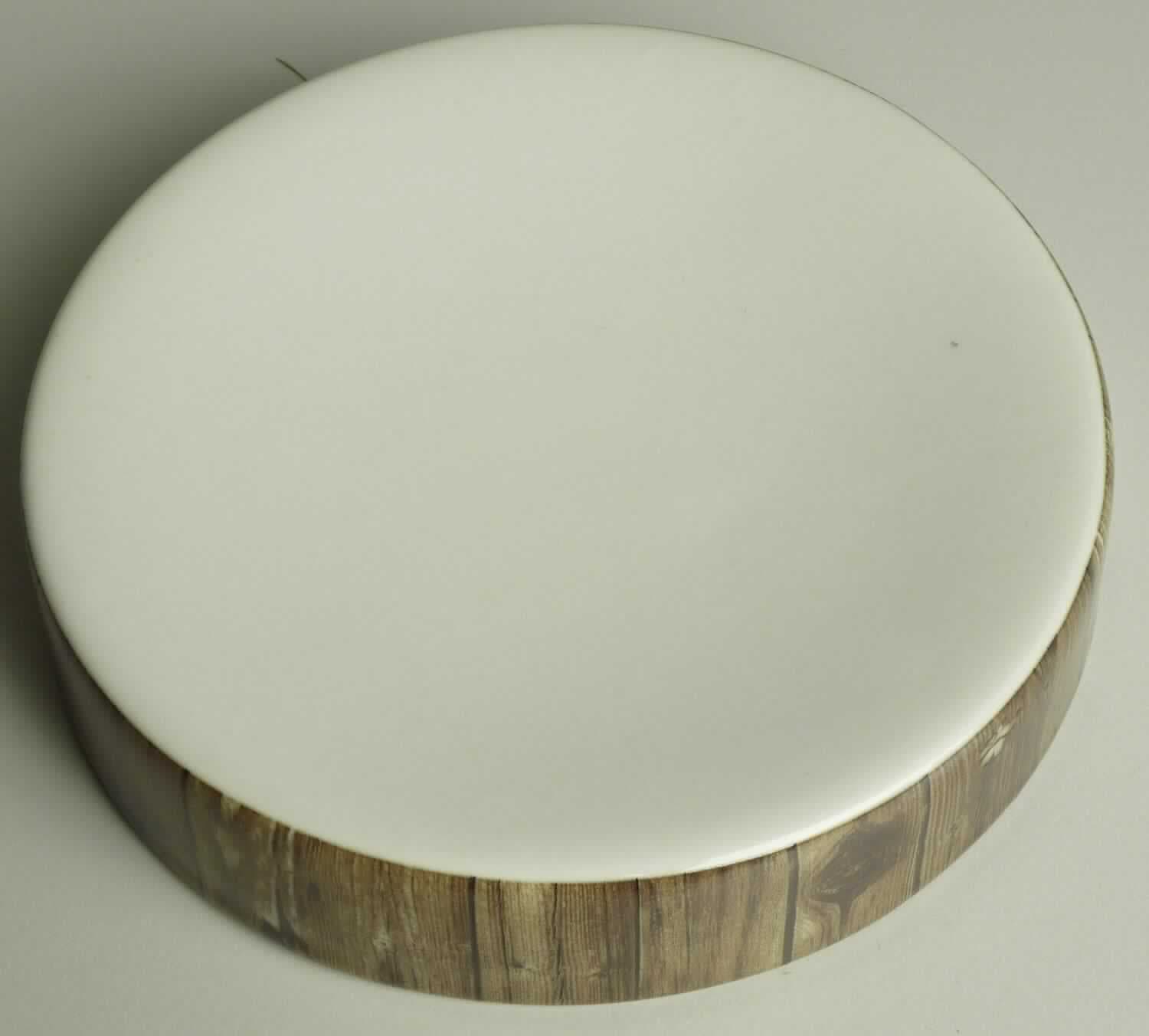 Toilettengegenstand, sog. Seifenschale Charlet, Art. 65518-12, Abbildung siehe Anlage, 
- glasierte, weiße, runde, innen hohle Seifenschale mit leicht hochgezogenem Rand, 
- am Rand mit einem Baumrindenmotiv verziert, 
- mit einem Durchmesser von ca. 12 cm und einer Höhe von ca. 2,2 cm, 
- keramisches Erzeugnis, nach der Formgebung gebrannt, tonmineralhaltiges Material enthaltend, 
- nach dem Ergebnis der wissenschaftlichen Untersuchung handelt es sich um Porzellan, 
- zur Verwendung als Seifenschale im Badezimmer bestimmt.

"Toilettengegenstand (Seifenschale), aus Porzellan"