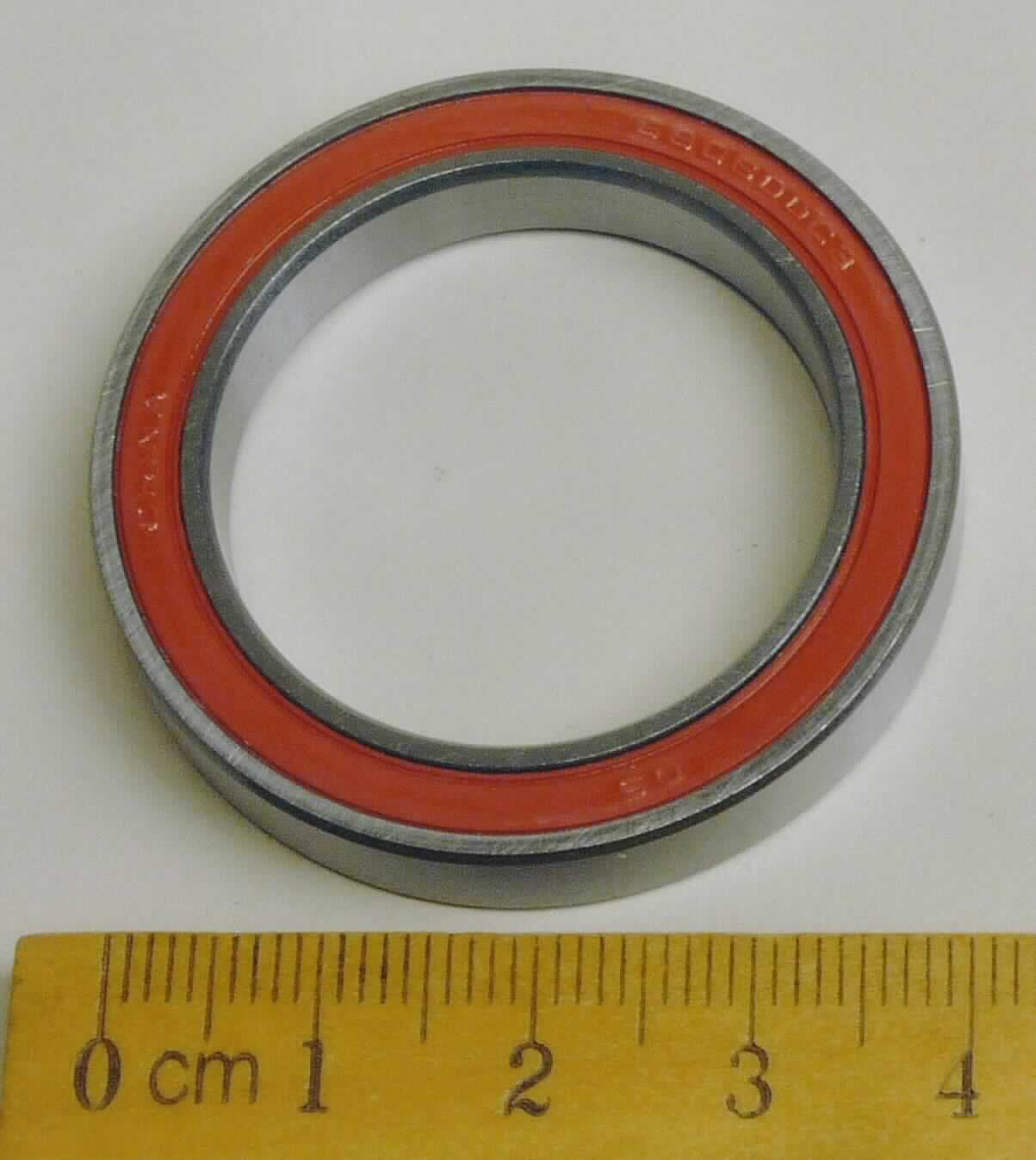 Es handelt sich gemäß Antragsangaben bei dem sog. "Ballbearing (Kugellager), Nr.: XRX-013E37420" um ein einreihiges Kugellager mit einem Außen- und Innenring aus Stahl, 2 seitlichen Dichtscheiben, einem Außendurchmesser von 42 mm, einem Bohrungsdurchmesser von 30 mm und einer Breite von 7 mm.
Das Kugellager wird in Fotokopiergeräte (Achse) eingebaut.

Die Ware ist als "Wälzlager, Kugellager mit einem größten äußeren Durchmesser von mehr als 30 mm" einzureihen.