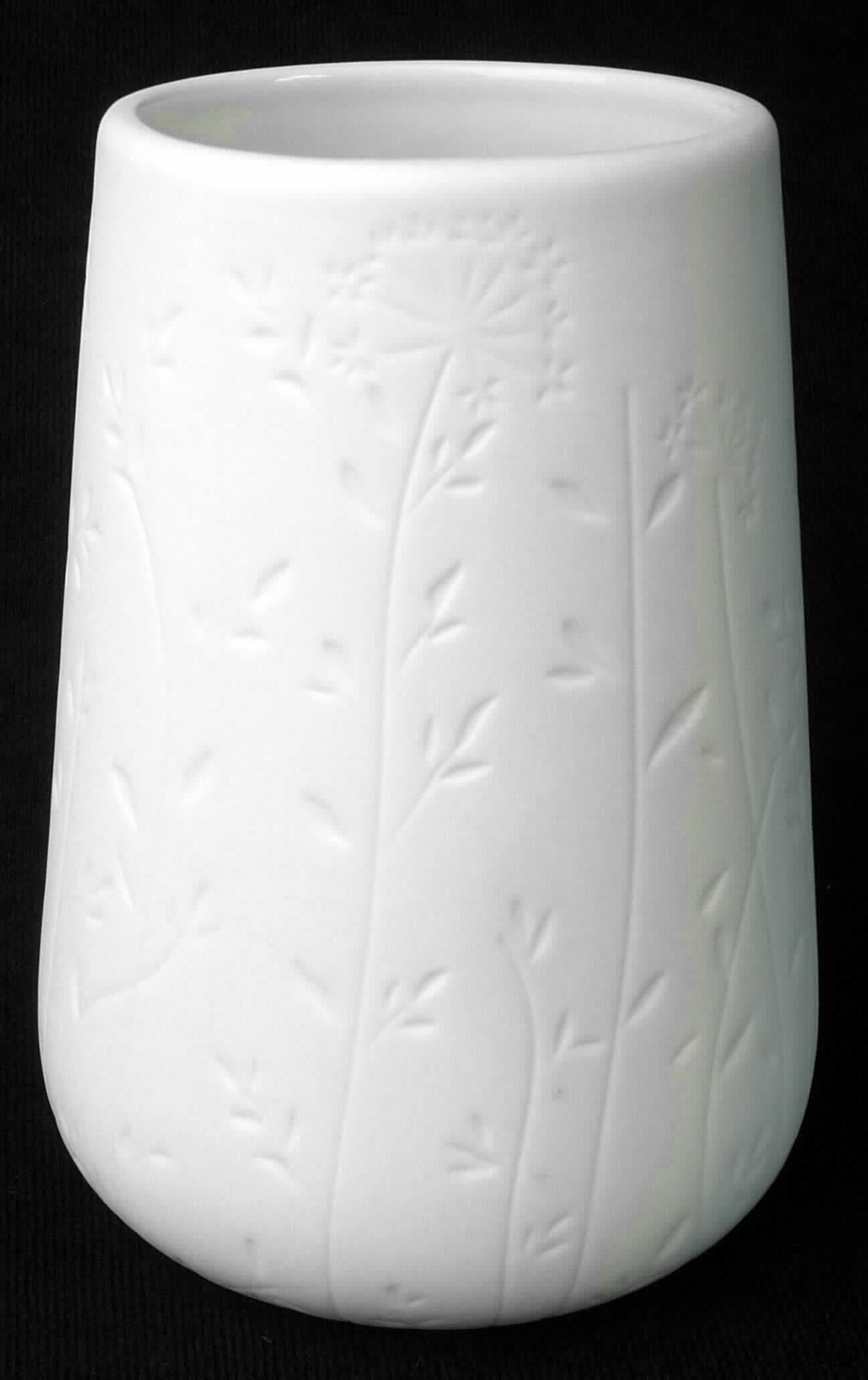 Keramischer Toilettengegenstand, sog. Zahnputzbecher Flora, Artikel 22632100, Foto siehe Anlage,
- weißer, runder, nach oben verjüngter, innen glasierter Becher,
- außen mit einem floralen Muster,
- in den Abmessungen: ca. 8 cm (Durchmesser) x 11 cm (Höhe),
- keramisches Erzeugnis; nach der Formgebung gebrannt; tonmineralhaltiges Material enthaltend, 
- - nach dem Ergebnis der wissenschaftlichen Untersuchung aus Porzellan bestehend,
- zur Verwendung als Zahnputzbecher im Badezimmer bestimmt. 

"Toilettengegenstand, aus Porzellan"