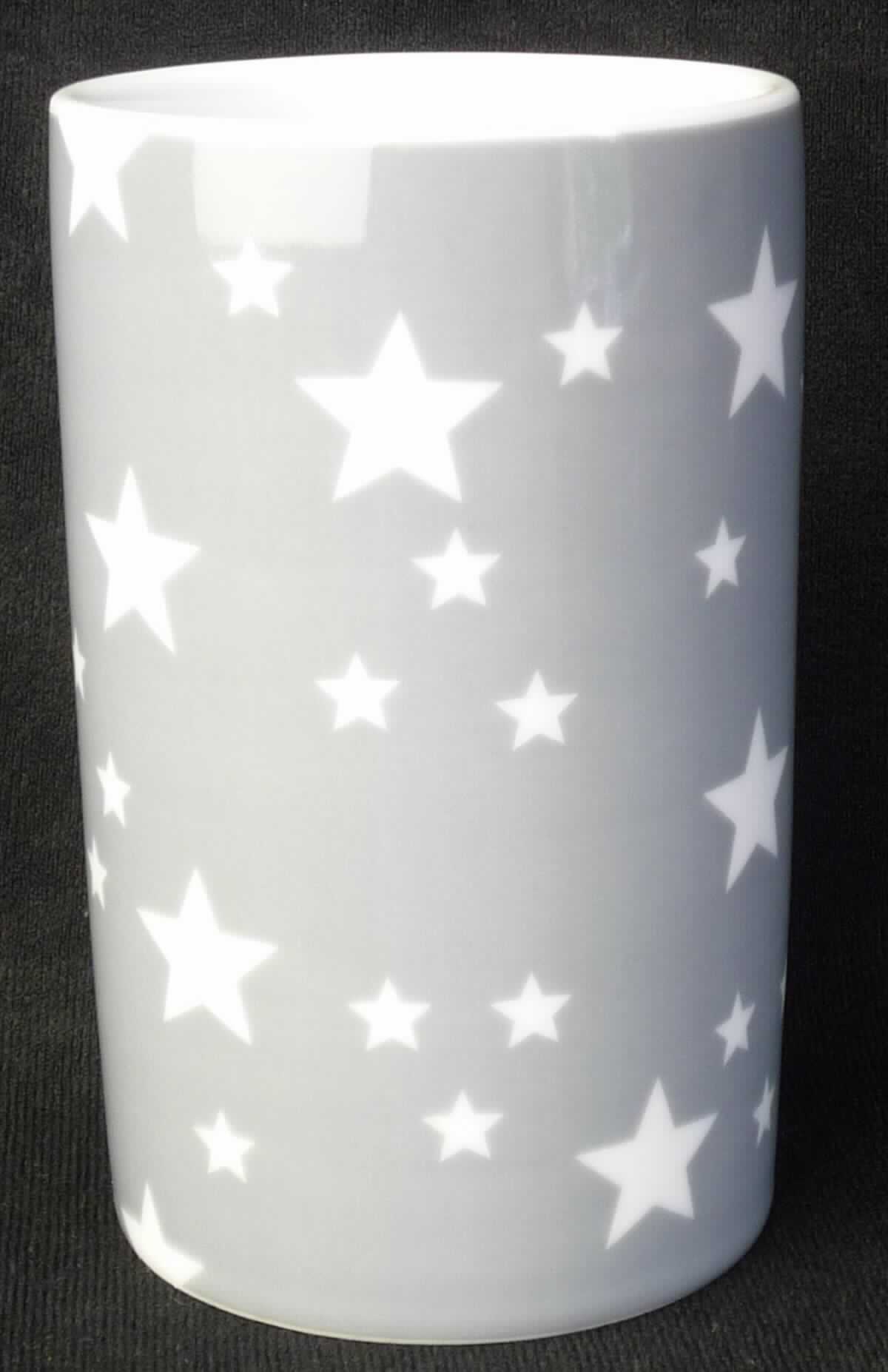 Keramischer Toilettengegenstand, sog. Zahnputzbecher Stella dunkelgrau, Artikel 22430100, Foto siehe Anlage,
- runder, glasierter Becher,
- außen grau und mit weißen Sternen verziert,
- in den Abmessungen: ca. 6,5cm (Durchmesser) x 11 cm (Höhe),
- keramisches Erzeugnis; nach der Formgebung gebrannt; tonmineralhaltiges Material enthaltend, 
- - nach dem Ergebnis der wissenschaftlichen Untersuchung aus Porzellan bestehend,
- zur Verwendung als Zahnputzbecher im Badezimmer bestimmt. 

"Toilettengegenstand, aus Porzellan"