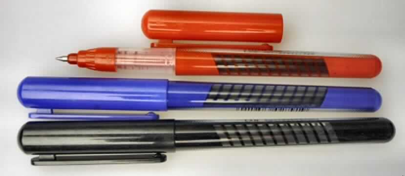 Kugelschreiber "Roller tip Linea® liquid" bestehend aus einem zweiteiligen, durch ein
Schraubgewinde zusammengefügten, Kunststoffgehäuse (L = 11,8 cm), dass einen
Kunststofftank mit flüssiger Tinte umschließt, der fest mit einer Schreibspitze aus unedlem
Metall mit Schreibkugel verbunden ist. Die Schreibspitze wird durch eine abnehmbare
Schutzkappe abgedeckt.

Diese Ware ist als "Kugelschreiber mit flüssiger Tinte" einzureihen.