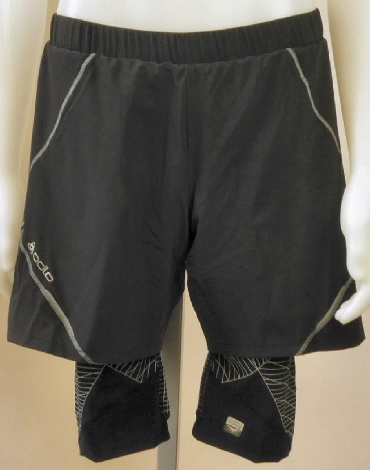 Kurze Hose, sog. Shorts MF VIS, Artikel 347172, Größe L, Foto siehe Anlage,
- zweilagig gearbeitet:
-- mit einer Außenlage in Form einer weiten, kurzen Hose aus ca. 0,3 mm dicken, einfarbigen Geweben,
-- mit einer ca. 17 cm länger gearbeiteten Innenlage in Form einer engen, kurzen Hose aus unterschiedlich 
   strukturierten, bis zu 0,6 mm dicken, einfarbigen und buntbedruckten Gewirken,
- laut Antrag bestehen alle Flächenerzeugnisse aus 100 % synthetischen Chemiefasern,
- die Innenlage ist im Bund der Außenlage fest und dauerhaft vernäht; sie ist somit nicht als Kleidungsstück 
  separat tragbar,
- in der Taille abschließend, mit einem etwa 3,5 cm breiten Taillenbund,
- ohne Öffnung und ohne Verschluss; ohne Hinweise auf den Trägerkreis (unisex),
- mit Hosenbeinen, die nicht die Knie bedecken (Seitenlänge: ca. 58 cm),
- an den Beinabschlüssen durch Umschlagen und Festnähen gesäumt,
- im Hinblick auf den Umfang sind die Gewirke und Gewebe  gleichermaßen vorherrschend; hinsichtlich des 
  äußeren Erscheinungsbildes sind die Gewebe der Außenlage charakterbestimmend und im Hinblick auf den
  Wert bestimmen die Gewirke den Charakter der Ware; somit kann keinem der beiden Flächenerzeugnisse eine 
  charakterbestimmende Eigenschaft zuerkannt werden und die Ware ist der von den gleichermaßen in Betracht 
  kommenden Positionen (6104 und 6204) in der Nomenklatur zuletzt genannten zuzuweisen.

"Kurze Hose, aus Geweben, für Frauen, aus synthetischen Chemiefasern, nicht nach dem Batik-Verfahren 
 handbedruckt"