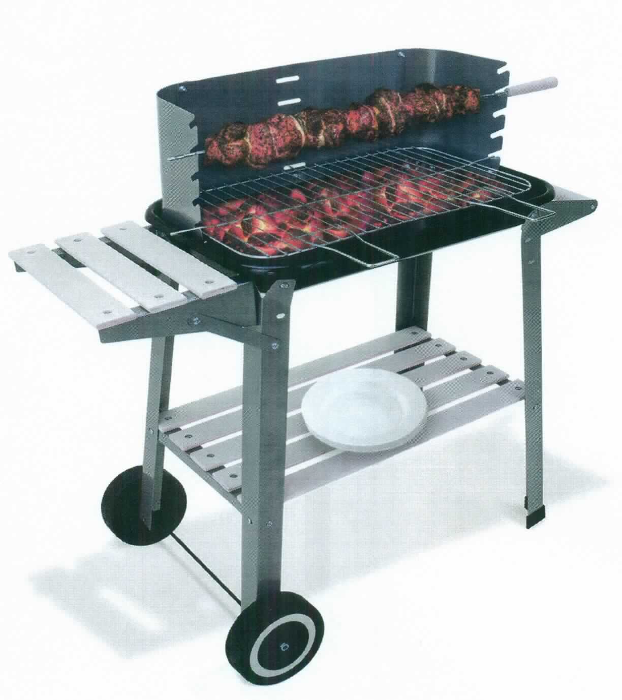Es handelt sich um Grillgeräte, bestehend aus einem Gestell mit vier Standbeinen aus Stahl, von denen zwei jeweils mit einer Rolle aus Kunststoff versehen sind, einer Seitenablage aus drei Holzleisten, einem auf der gegenüberliegenden Seite der Ablage angebrachten Holzgriff, einer in das Gestell eingesetzten, rechteckigen, an den Ecken abgerundeten Schale aus Stahl und einer im unteren Bereich angebrachten Ablage aus fünf Holzleisten. Das Gestell ist mit einer Blende, einem höhenverstellbaren Grillrost und einem Grillspieß (mit Holzgriff), jeweils aus Stahl, ausgestattet. 
Die Erzeugnisse sind zur Befeuerung mit Festbrennstoffen (Holzkohle) vorgesehen, dienen zum Grillen von Speisen im Haushalt (Garten) oder beim Camping.
Abmessungen: ca. 83 cm x 87 cm x 44 cm.
- Antragstellerangaben - 

Der Charakter der aus verschiedenen Stoffen zusammengesetzten Waren wird insbesondere aufgrund des Umfangs und der Bedeutung für die Verwendung durch den Stahl bestimmt.

Abbildung siehe Anlage.

Derartige Erzeugnisse gehören als "andere Grillgeräte aus Stahl, für Festbrennstoffe" zum TARIC-Code 
7321 1900 00.