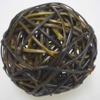 Dekokugel 
- mit einem Durchmesser von ca. 10 cm,
- unmittelbar aus pflanzlichen Flechtstoffen (laut Angaben des Antragstellers aus Rattan) 
  hergestellt, die miteinander zu einer Art Knäuel verdreht und ineinandergesteckt wurden,
- laut Angaben des Antragstellers handgearbeitet.
