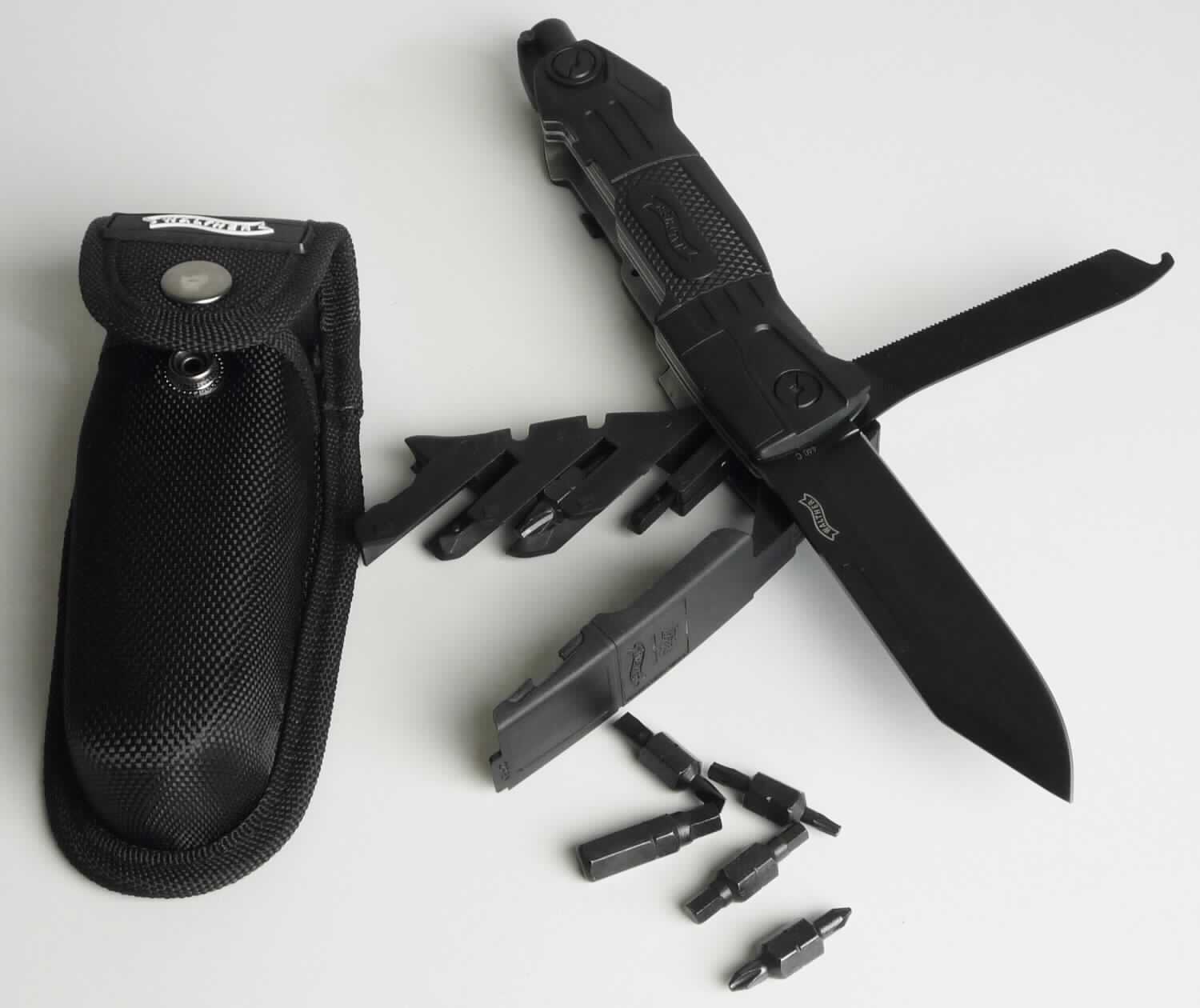 "Biker Tool"; Warenzusammenstellung in Aufmachung für den Einzelverkauf, bestehend aus

- einem zusammengesetzten Erzeugnis in Form eines Klappmessers (Taschenmesser) mit 
  schneidender Klinge aus unedlem Metall (charakterbestimmend) und Griffschalen aus
  Kunststoff, in die gemeinsam unlösbar eine Säge, deren Seite zu einer Feile verarbeitet
  und am Ende der Säge ein Flaschenöffner angebracht ist und ein Bithalter eingesetzt sind

- Klingenlänge ca. 98 mm, Grifflänge ca. 130 mm

- sechs auswechselbaren Doppel-Bits (jeweils aus unedlem Metall), die in Halterungen im
  Griff eingesetzt sind

- in einer passgenauen, für den dauernden Gebrauch geeigneten Nylon-Hülle aufgemacht 
  sowie in einem Pappkarton verpackt

Abbildung siehe Anlage.

Derartige Erzeugnisse gehören als "Messer mit schneidender, nicht feststehender Klinge aus 
unedlem Metall, kein Messer der Pos. 8208" zum TARIC-Code 8211 9300 00.