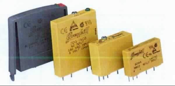Sog. AC Input Modul, Art. 70G-IAC5A,
- aus einer Leuchtdiode als Sender und einem galvanisch getrennten Empfängerschaltkreis mit Fototransistor (für den Lichtempfang), Hystereseschaltung, LED-Statusanzeige, Stromregler und einem Transistor (als Ausgangsschalter), in einem Gehäuse mit fünf Anschlusspins,
- für eine Spannung von über 60 V,
- zum Schalten einer speicherprogrammierbaren Steuerung (nicht Gegenstand dieser vZTA) bei Über- oder Unterschreiten eines bestimmten Schwellenwertes nach Anschluss an eine Last (z.B. Sensor). 

Die Ware ist als "elektrisches Gerät zum Schließen und Unterbrechen von elektrischen Stromkreisen (Relais), für eine Spannung von mehr als 60 V, nicht für bestimmte Luftfahrzeuge, kein Thermorelais" einzureihen.