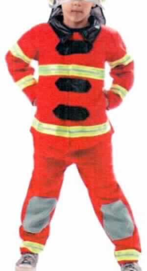 Kinderkostüm Feuerwehrmann, Art. 63993, Größe 128/134, Foto siehe Anlage,
- Zusammenstellung, bestehend aus einem Hemd und einer langen Hose, 
- gehört als Maskenkostüm aus Spinnstoffen nicht zum Warenkreis der Position 9505,
- die Kleidungsstücke bilden u. a. deshalb keine Kombination, da sie nicht vollständig aus ein und demselben 
  Flächenerzeugnis hergestellt sind,
- getrennte Einreihung aller Bestandteile, weil die Kleidungsstücke nicht zusammen in eine Position eingereiht 
  werden können,
- alle Flächenerzeugnisse aus laut Antrag 100 % Polyester (synthetische Chemiefasern),
- Hemd:
-- aus ca. 0,3 mm dicken, einfarbigen Geweben,
-- über den Schritt reichend (Rückenlänge: ca. 52 cm),
-- mit Umlegekragen aus einfarbigen Gewirken,
-- vorn mit einer durchgehenden Öffnung mit einem punktuellen Klettverschluss, der von 
   links über rechts überlappt (Knabenkleidung), 
-- mit langen Ärmeln,
-- mit aufgesetzten, kontrastfarbenen und reflektierenden Streifen aus Geweben verziert,
-- ungefüttert, nicht in Bahnen gearbeitet,
-- am unteren Rand durch Umschlagen und Festnähen gesäumt,
-- stellt sich aufgrund des Materials, des Schnitts und des Gesamteindrucks als Hemd dar, somit keine Jacke der 
   Position 6203.

"Hemd aus Geweben, für Knaben, aus Chemiefasern"