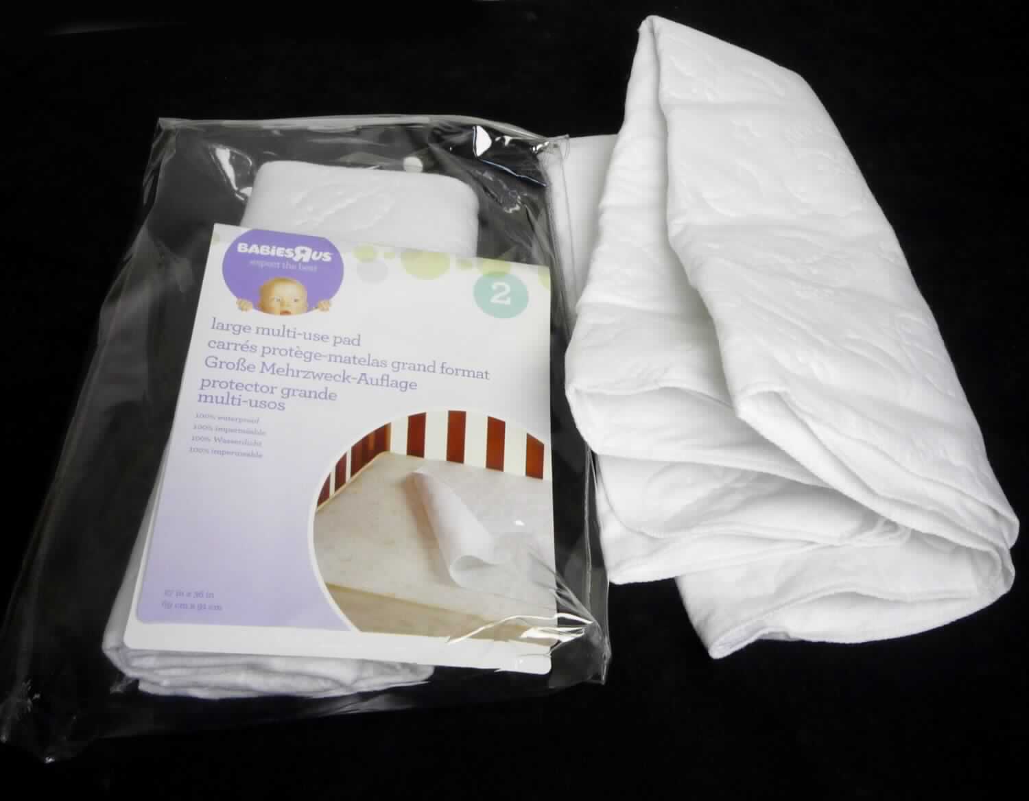 Bettwäsche, sog. wasserdichte Betteinlage, Art. 050329, Foto siehe Anlage,
- als zweiteiliges Sortiment in einem Polybeutel mit bedrucktem Pappeinleger verpackt,
- annähernd rechteckig, mit abgerundeten Ecken, mit den Abmessungen von laut Antrag 69 cm x 91 cm,
- laut Untersuchungsergebnis aus einem dreilagigen, musterbildend thermisch verfestigten Flächenerzeugnis mit 
  Außenlagen aus Vliesstoff aus synthetischen Chemiefasern (laut Antrag: Polyester), der genadelt und mit 
  Bindemittel verfestigt ist, und einer Zwischenlage aus Kunststofffolie,
- an den Rändern mit einer Überwendlichnaht gesäumt (somit konfektioniert),
- nicht bedruckt,
- wird üblicherweise gewaschen und kennzeichnet sich nach dem Verwendungszweck als Bettwäsche,
- ungefüttert und ohne Polsterung oder Füllung, somit keine Ware der Position 9404,
- insbesondere im Hinblick auf die Verwendung als Betteinlage verleihen die Sauglagen aus Vliesstoff der Ware
  ihren wesentlichen Charakter.

"Bettwäsche, aus Spinnstoffen, aus Vliesstoffen, nicht bedruckt, aus Chemiefasern"