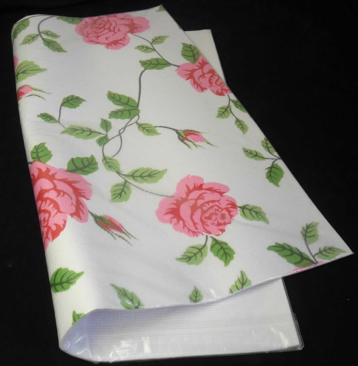 Angaben des Antragstellers:
Waschmaschinenauflage ROSEN, 55 x 49 cm
Bei diesem Artikel handelt es sich um eine Anti-Rutsch-Auflage für die Waschmaschine.
Material: Kunststoff

Feststellungen an einem Warenmuster:
Es wurde eine rechteckige Matte (Abmessungen: ca. 55,5 x 49,0 cm) vorgelegt. Die Matte besteht aus einem Gewebe, welches beidseitig mit einem weißen, zelligen Material beschichtet ist. Die Matte ist auf der Oberseite mit einem Rosen-Dekor bedruckt.

Befund:
Der Aufdruck ist nur als nebensächlich anzusehen. Demnach liegt ein verstärktes Flacherzeugnis aus Zellkunststoff im Sinne der Position 3921 vor.
