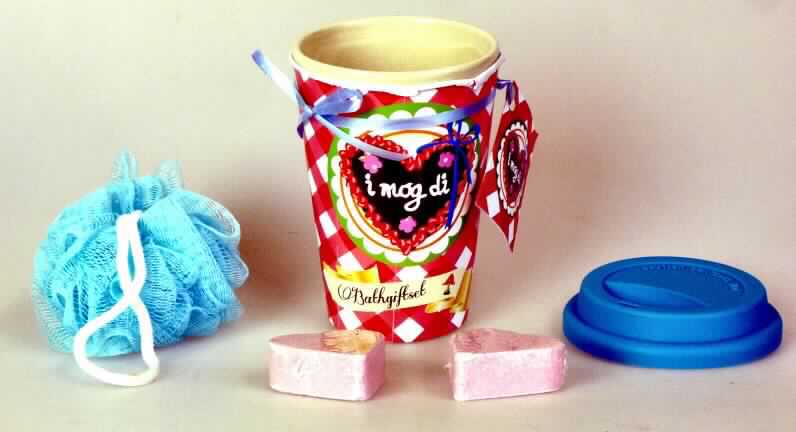 Dreiteilige Zusammenstellung bestehend aus einer zusammengesetzten Ware (Keramik- 
becher mit Kunststoffdeckel), zwei zubereitete Badezusätze (Bath Fizzer) und einer 
Wäsche zur Körperpflege (Netzschwamm), Abbildung siehe Anlage, 
- die Waren dienen weder der Befriedigung eines speziellen Bedarfs noch der Ausübung einer 
  bestimmten Tätigkeit und stellen somit keine Warenzusammenstellung im Sinne der AV 3 b) 
  dar; somit sind die Waren getrennt einzureihen, 
- Zubereitete Badezusätze (sog. Badefizzer), 
- - in Form von zwei rosafarbener, herzförmiger Badezusätzen, 
- - in Kunststofffolie für den Einzelverkauf aufgemacht.

"Zubereitete Badezusätze, andere als in den Unterpositionen 3307 1000 bis 3307 2000 
 genannte"