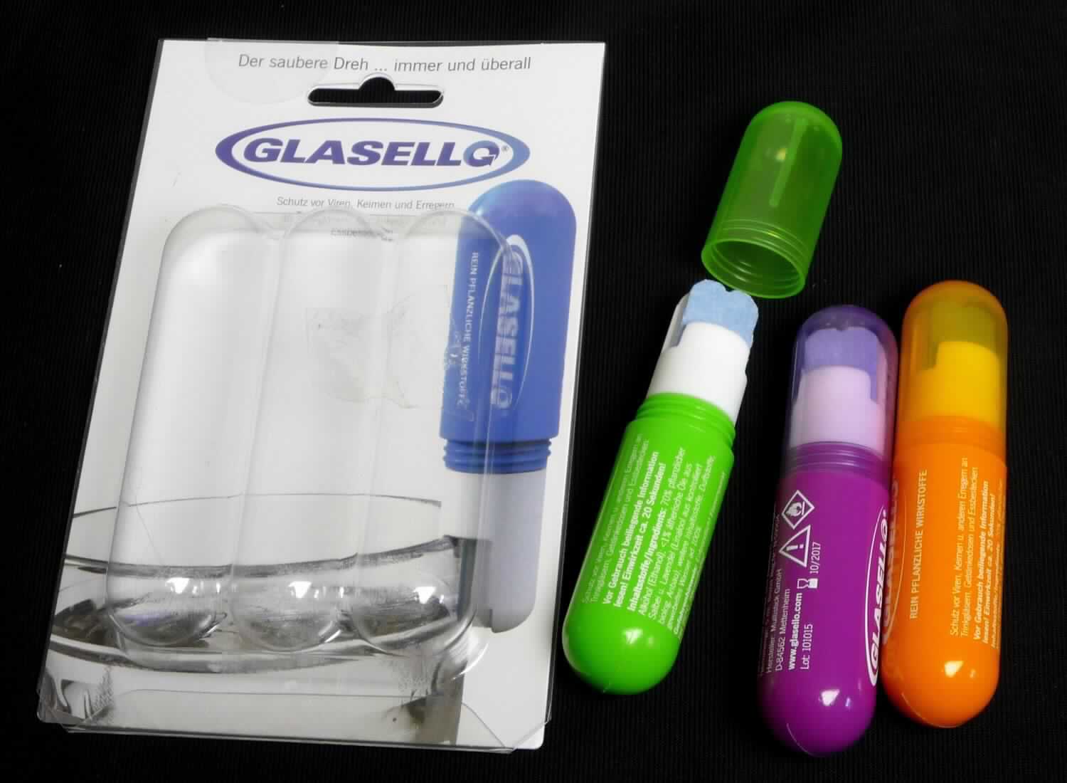 Angaben:
Glasello Stick, Desinfektionsstift, enthält eine Reinigungsflüssigkeit mit 70%igem Ethanolanteil.

Feststellungen:
Drei stiftartige Behältnisse mit Schwammaufsatz und Deckel in den Farben hellgrün, orange und lila, zusammen in einer Blisterpackung für den Einzelverkauf aufgemacht. Länge der Sticks: ca. 9 cm, Durchmesser ca. 2,5 cm, alle Sticks sind beschriftet mit: "Glasello", "Zur Desinfektion an Trinkgläsern, Getränkedosen oder Essbestecken", "rein pflanzliche Wirkstoffe, 70% pflanzlicher Alkohol, 1% ätherische Öle aus Salbei und lavendel, Duftstoffe, Wasser".

Befund:
Desinfektionsmittel, in Formen oder Aufmachungen für den Einzelverkauf, andere.