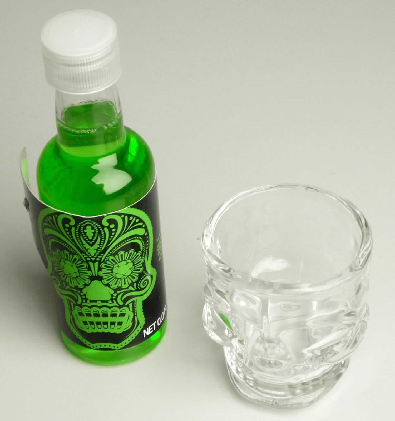 Glasware zur Verwendung bei Tisch, sog. Trinkgläser,
- konisch geformtes Trinkglas ohne Stiel (Schnapsglas),
- in Form eines Totenkopfs gearbeitet,
- aus gewöhnlichem, mechanisch gefertigtem, klarsichtigem Glas,
- am oberen Rand abgerundet gearbeitet,
- weder geschliffen noch anders bearbeitet,
- mit einer Höhe von ca. 6 cm und einem Durchmesser von maximal ca. 5 cm,
- soll zum Trinken von Mischgetränken verwendet werden,
- aufgemacht in einer Kunststoffverpackung zusammen mit Getränken.

Glasware zur Verwendung bei Tisch, Trinkglas ohne Stiel, aus gewöhnlichem, nicht vorgespanntem Glas, 
mechanisch gefertigt, nicht geschliffen oder anders bearbeitet.