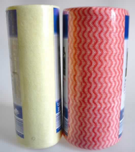 Vliesstoff, sog. Mikrofasertücher auf Rolle, Art. 5495, Foto siehe Anlage,
- in unterschiedlichen Ausführungen ("Wischtuchrolle" und "Mikrofaserrolle") vorliegend; jeweils als Meterware 
  auf Rollen in einem Polybeutel mit bedruckten Pappeinleger für den Einzelverkauf aufgemacht,
- im Abstand von lt. Antrag 30 cm bzw. 40 cm quer perforiert, um einzelne Tücher von der Rolle abreißen zu 
  können,
- laut Untersuchungsergebnis:
-- aus synthetischen und künstlichen Chemiefasern (lt. Antrag: Viskose und Polyester) bzw. aus synthetischen 
   Chemiefasern (Polyester und Polyamid),
-- keine Filamente enthaltend,
-- im Wasserstrahl-Verfahren mechanisch verfestigt, 
-- einlagig, kein melt-blown,
-- weder bestrichen noch überzogen,
-- mit einem Quadratmetergewicht von 38 g bzw. 50 g.

"Vliesstoff, anderer als in den Unterpositionen 5603 11 bis 5603 14 genannte, mit einem Quadratmetergewicht 
 von mehr als 25 g bis 70 g, nicht bestrichen oder überzogen, anderer als in den Unterpositionen 5603 9290 10 
 bis 5603 9290 80 genannte"
