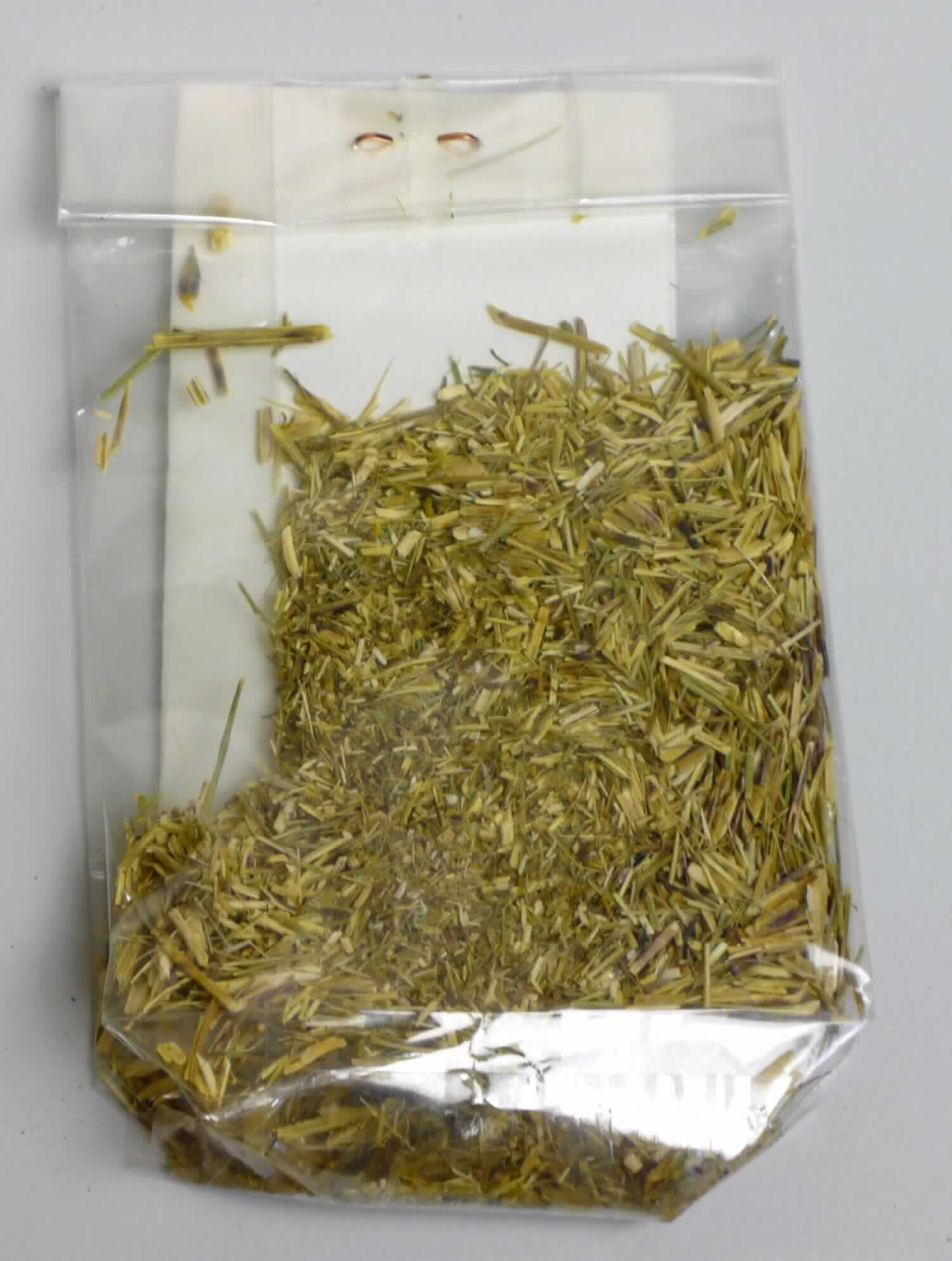 Nach den Antragsangaben und dem vorliegenden Warenmuster handelt es sich um getrocknete, zerkleinerte Blätter mit Stängeln der Art Schkuhria pinnata ohne weitere Zusätze.
Nach Angaben in der Fachliteratur werden die Blätter von Schkuhria pinnata hauptsächlich zu Zwecken der Medizin verwendet.
Die Ware wird als sog. Kräutertee "CANCHALAGUA" in aromakonservierenden Papiertüten verpackt.

Zolltarifrechtlich handelt es sich um "Pflanzen, Pflanzenteile, Samen und Früchte der hauptsächlich zur Herstellung von Riechmitteln oder zu Zwecken der Medizin, Insektenvertilgung, Schädlingsbekämpfung und dergleichen verwendeten Art, frisch oder getrocknet, auch geschnitten, gemahlen oder ähnlich fein zerkleinert, andere als in den TARIC-Codes 1211 2000 00 bis 1211 9086 30 genannt".