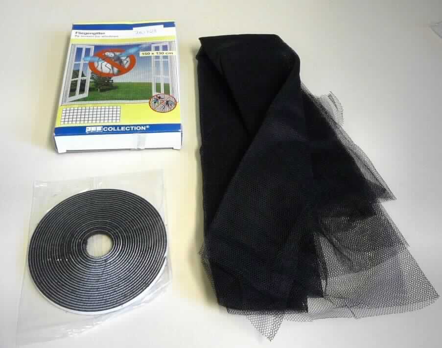 Kettengewirke, sog. Fliegengitter, Art.710728, Foto siehe Anlage,
- laut Antrag:
-- mit Befestigungsmaterial (einem selbstklebenden Hakenband aus Samtgeweben aus Spinnstoffen) in einem 
   Pappkarton verpackt,
-- rechteckig zugeschnitten; in den Abmessungen: 150 cm x 130 cm,
-- aus ca. 0,2 mm dicken, undichten, einfarbigen (schwarzen) Kettengewirken aus laut Antrag 100 % Polyester 
   (synthetische Chemiefasern),
-- keine Elastomergarne oder Kautschukfäden enthaltend,
-- gefärbt,
- soll zur Verwendung als Insektenschutzgitter an Fenstern angebracht werden; stellt sich nicht als Gewirke im
  Sinne der Unterpositions-Anmerkung 1 zu Kapitel 60 dar.

"Kettengewirke, anderes als in den Positionen 6001 bis 6004 genannte, aus synthetischen Chemiefasern, 
 anderes als in der Unterposition 6005 35 genannte, gefärbt"