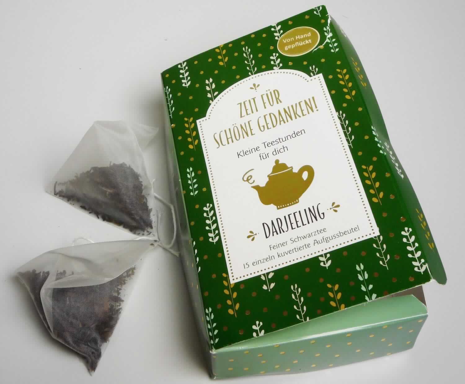 Nach den Antragsangaben und dem vorgelegten Warenmuster handelt es sich bei der Ware (Darjeeling) um getrockneten, fermentierten schwarzen Tee, der vom Strauch der Gattung Thea stammt.

Das Erzeugnis ist in einem pyramidenförmigen Teebeutel mit einem Gewicht von 2 g abgefüllt. 15 Teebeuteln sind zusammen in einer bunt bedruckten Pappschachtel (Inhalt 30 g), für den Einzelverkauf aufgemacht.

Zolltarifrechtlich handelt es sich um "Schwarzer Tee (fermentiert), in unmittelbaren Umschließungen mit einem Inhalt von 3 kg oder weniger".