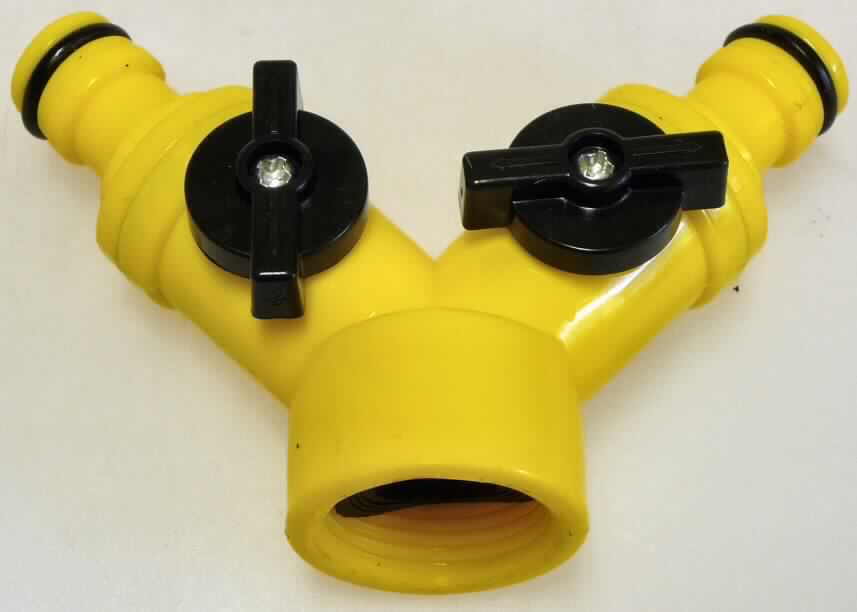 2-Wege-Ventil für 1/2" Wasserhahn (siehe Abbildung),
handbetriebene Wasserarmatur mit zwei Kugelhähnen zum Öffnen und Schließen der Abflüsse, aus Kunststoff, mit einem Anschluss für einen Wasserhahn (1/2 ") sowie zwei Anschlüssen für Wasserschläuche.
Die Ware wird z.B. an einen Gartenwasserhahn angeschlossen und dient der Einstellung der Bewässerung bzw. dem Aufteilen des Wasserzuflusses.

Die Ware wird als "Armatur, keine Ware der Codenummern 8481 1005 10 0 bis 8481 8081 30 0, Kugelhahn für die Gartenbewässerung" eingereiht.
