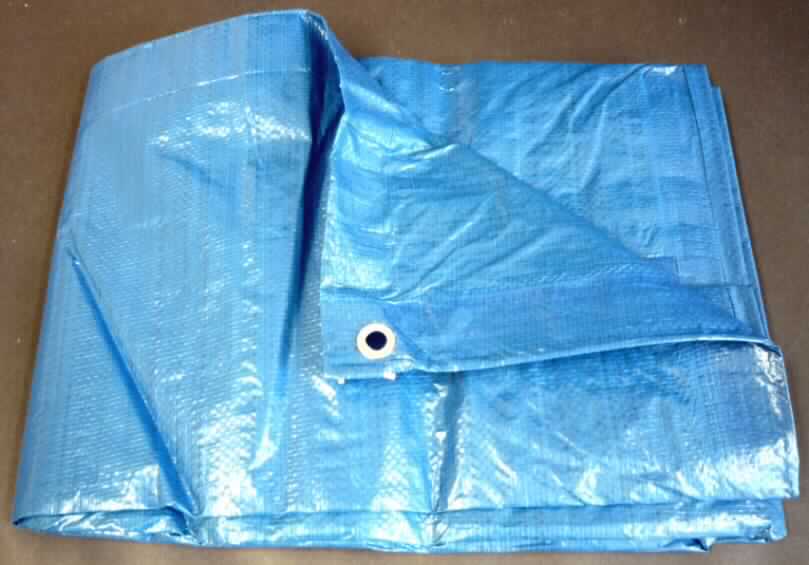 Plane, sog. Abdeckplane, Foto siehe Anlage,
- flaches Erzeugnis; laut Antrag in den Abmessungen 2 m x 3 m,
- aus einem 0,3 mm dicken Gewebe aus Streifen aus synthetischer Spinnmasse,
- mit einer Streifenbreite von weniger als 5 mm,
- ein Überziehen mit Kunststoff ist auf beiden Seiten mit bloßem Auge nicht wahrnehmbar (somit 
  keine Ware des Kapitels 39),
- an den Rändern umgeschlagen und festgeklebt (konfektioniert), 
- entlang der Ränder mit einer eingezogenen Schnur und Ösen aus unedlem Metall versehen,
- dazu bestimmt, verschiedene Waren gegen Wind, Wetter, Schmutz und Nässe zu schützen.

"Plane, aus Gewebe, aus anderen Spinnstoffen (synthetischer Spinnmasse)"