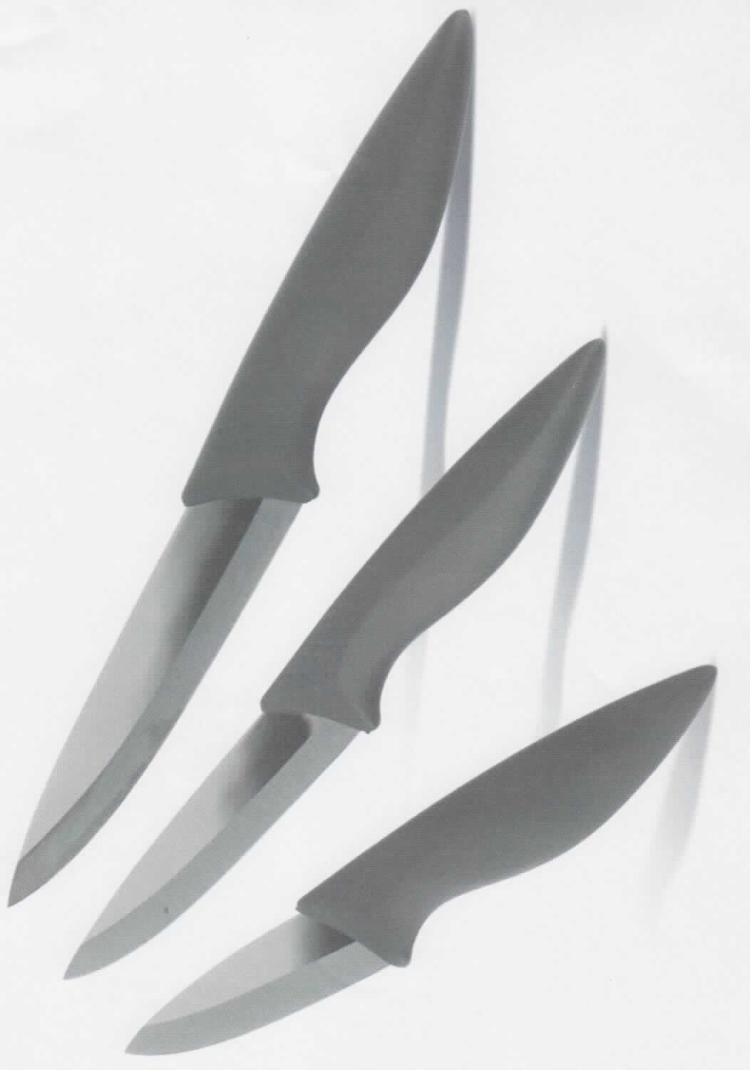 Dreiteilige Zusammenstellung bestehend aus keramischen Haushaltsartikeln (Messer), sog. Keramikmesser-Set,
Foto siehe Anlage,
- in Form von zusammengesetzten Waren, bestehend aus:
- einer lt. Antrag ca. 75 mm, 100 mm bzw. 120 mm langen, spitz zulaufenden Klinge,
- - lt. Antrag aus Zirkoniumoxid; andere Keramik als Porzellan, Steinzeug, Steingut, feine Erden oder
    gewöhnlicher Ton,
- - keramisches Erzeugnis, nach der Formgebung gebrannt, tonmineralhaltiges Material enthaltend, 
- einem Griff aus Kunststoff,
- nach der Bedeutung des Stoffes in Bezug auf die Verwendung verleiht die Keramik, aus der die Klingen
  bestehen (als arbeitender Teil), den Waren ihren wesentlichen Charakter,
- keine Messer der Position 8211, da die arbeitende Teile (Klingen) nicht aus den in Anmerkung 1 zu
  Kapitel 82 genannten Stoffen bestehen.

"Keramische Haushaltsartikel (Messer), aus anderer Keramik als Porzellan, gewöhnlicher Ton,
Steinzeug, Steingut oder feine Erden"