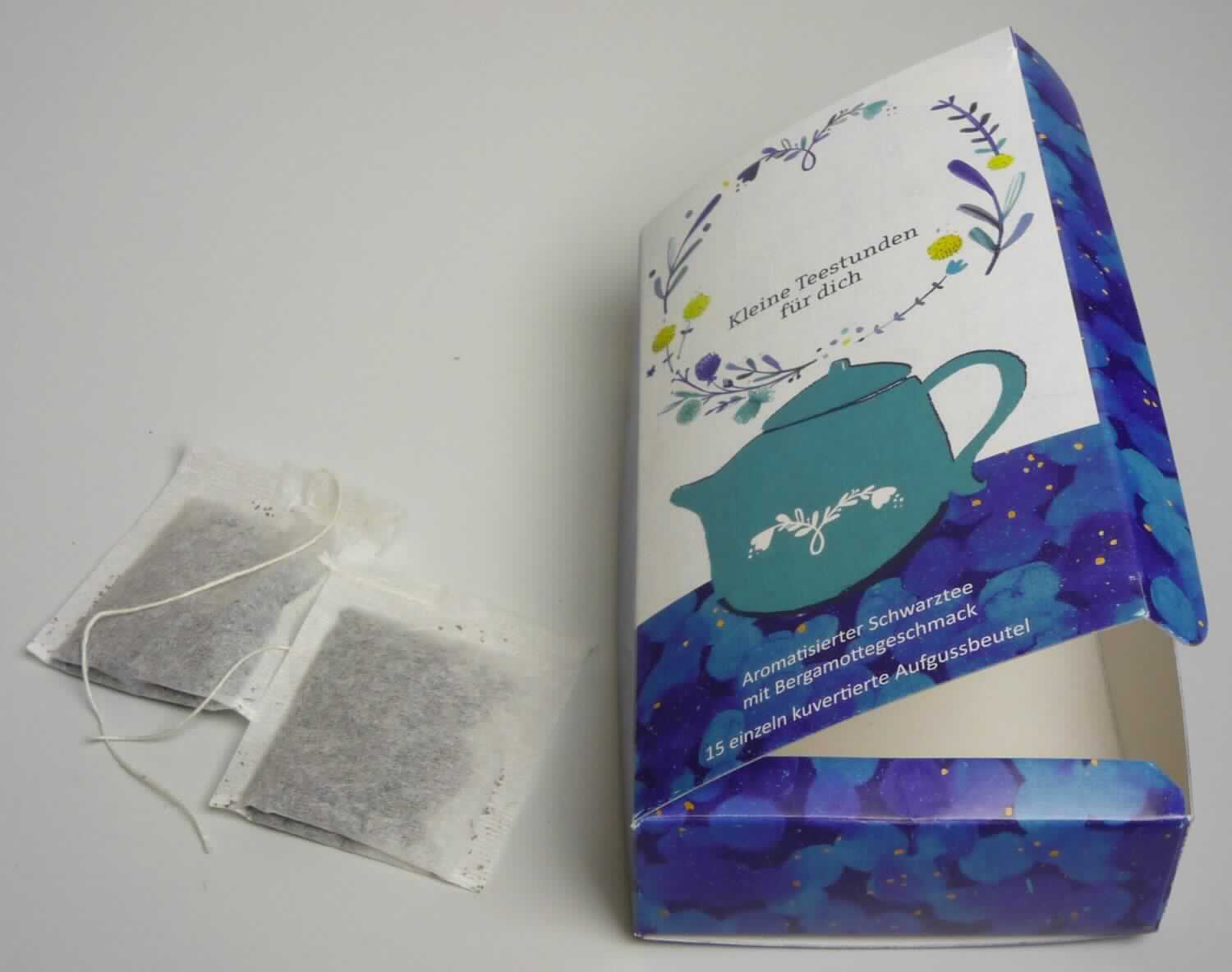 Nach den Antragsangaben und dem vorgelegten Warenmuster handelt es sich bei der Ware (Earl Grey; Artikel 92905) um getrockneten, fermentierten schwarzen Tee, der vom Strauch der Gattung Thea stammt und der mit Bergamotte-Aroma aromatisiert ist.

Das Erzeugnis ist in Teebeuteln mit einem Gewicht von 2 g abgefüllt. 15 Teebeutel sind zusammen in einer bunt bedruckten Pappschachtel (Inhalt 30 g), für den Einzelverkauf aufgemacht.

Zolltarifrechtlich handelt es sich um "Tee, aromatisiert, schwarzer Tee (fermentiert), in unmittelbaren Umschließungen mit einem Inhalt von 3 kg oder weniger".