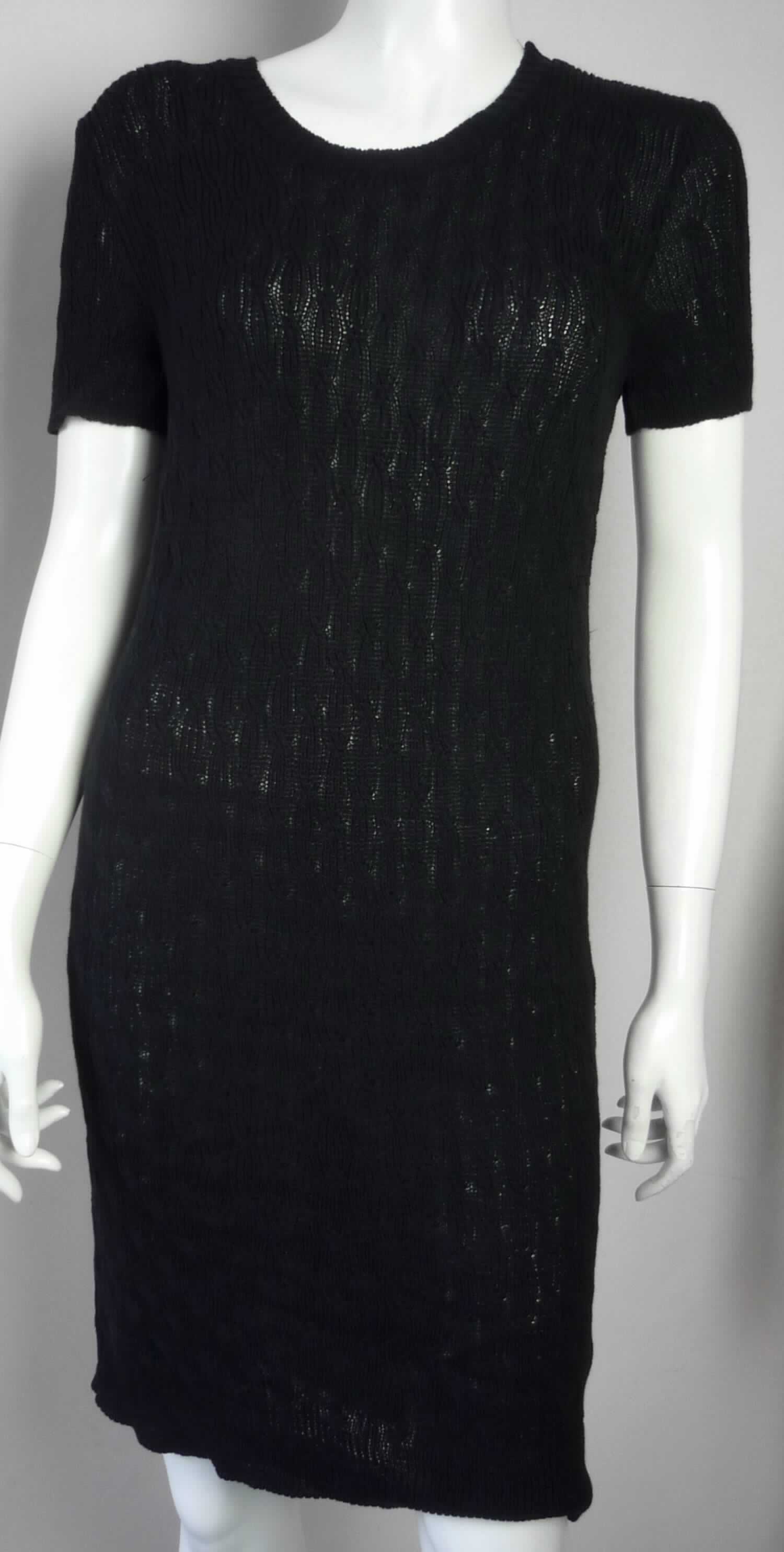 Kleid, sog. Strick Damen Minikleid, Art. RSAKWCTD, Größe M, Foto siehe Anlage,
- aus ca. 2,5 mm dicken, einfarbigen, strukturiert gewirkten Gewirken aus lt. Antrag 100 % Baumwolle,
- über den halben Oberschenkel reichend (Rückenlänge: ca. 95 cm),
- mit einem runden Halsausschnitt mit gerippt gewirkter Randeinfassung, 
- ohne Öffnung und ohne Verschluss,
- mit kurzen Ärmeln,
- am unteren Rand mit einem gerippt gewirkten Bund,
- kann aufgrund der Länge ohne ein weiteres, den Unterkörper bedeckendes Kleidungsstück getragen werden.

"Kleid, aus Gewirken, für Frauen, aus Baumwolle"
