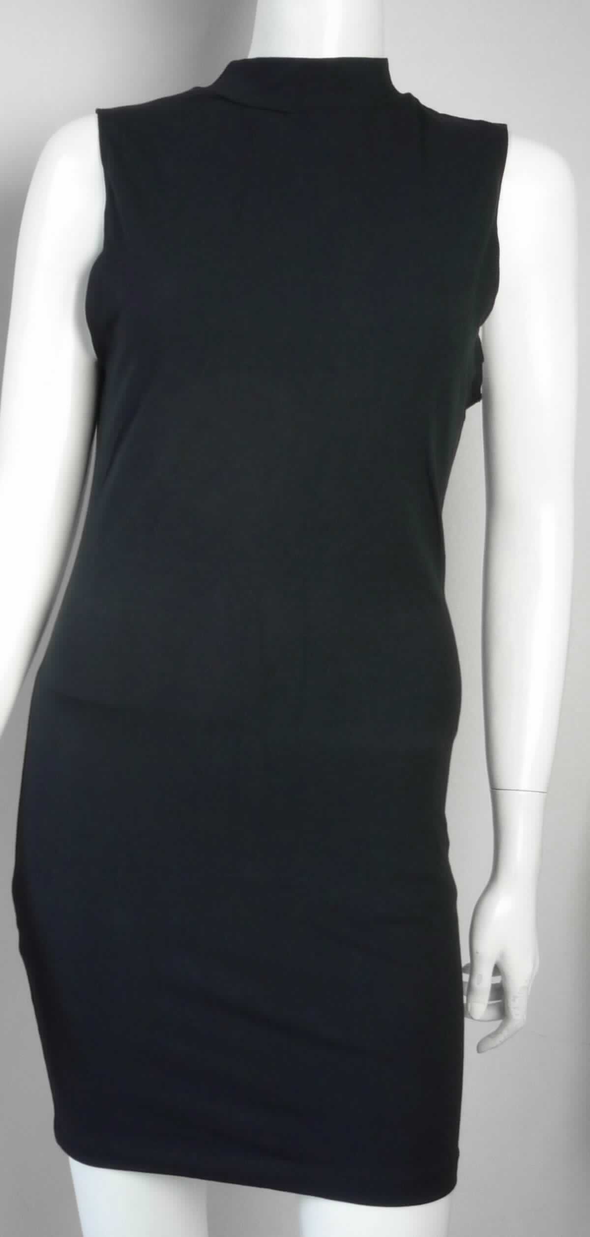 Kleid, sog. Strick Kleid, Art. RSA83264, Größe L, Foto siehe Anlage,
- aus ca. 0,7 mm dicken, einfarbigen Gewirken aus lt. Antrag 95 % Baumwolle und 5 % Elasthan (synthetische
  Chemiefasern), 
- über den Schritt reichend (Rückenlänge: ca. 82 cm),
- mit einem Stehkragen,
- ohne Öffnung und ohne Verschluss,
- ärmellos,
- im Rückenbereich mit einer ca. 32 cm langen, annähernd ovalen Aussparung,
- am unteren Rand durch Umschlagen und Festnähen gesäumt,
- kann aufgrund der Länge ohne ein weiteres, den Unterkörper bedeckendes Kleidungsstück getragen werden.

"Kleid, aus Gewirken, für Frauen, aus Baumwolle"