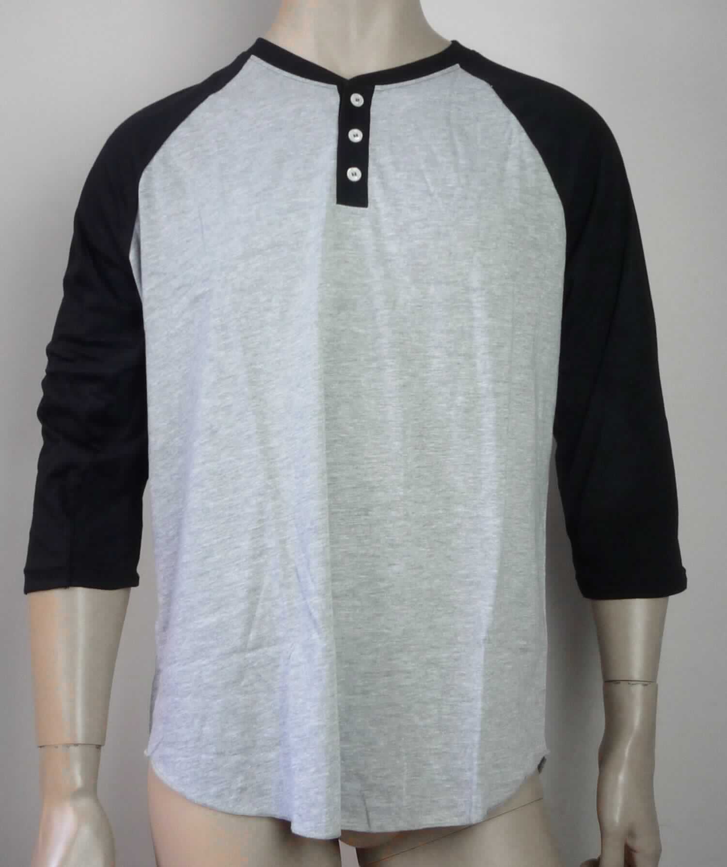 Hemd, sog. Strick Henley Shirt, Art. RSABB4236, Größe L, Foto siehe Anlage,
- aus verschiedenen, ca. 0,5 mm dicken, einfarbigen bzw. buntgewirkten Gewirken (melierte Garne) aus lt. Antrag 
  90 % Baumwolle und 10 % Polyester (synthetische Chemiefasern); mit durchschnittlich mehr als 10 Maschen in
  jeder Richtung je linearen Zentimeter,
- über die Taille reichend (Rückenlänge: ca. 73 cm), 
- mit einem runden Halsausschnitt, 
- vorn mit einer nicht durchgehenden Öffnung mit Knopfverschluss von links über rechts (Männerkleidung), 
  damit kein Kleidungsstück der Position 6109,
- mit langen Ärmeln, 
- am unteren, abgerundeten Rand durch Überwendlichnaht gesäumt.

"Hemd, aus Gewirken, für Männer, aus Baumwolle"