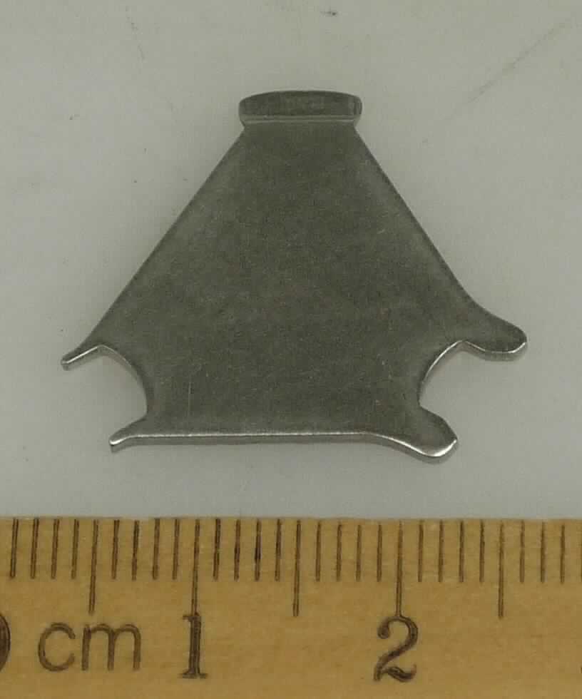 "Schraubendreher für Haarscheren";

- in Form eines flachen, dreieckigen Blechs aus unedlem Metall, an jeder Ecke zu einer
  Klingenspitze eines Schraubenziehers ausgearbeitet; davon stellen sich zwei Klingenspitzen
  in Form von zwei Zinken, unterschiedlich dick und die dritte Klingenspitze in Form eines 
  Schlitzschraubenziehers dar

- zum Lösen oder Festdrehen der Schraube von Haarscheren, um die Gängigkeit individuell
  einzustellen

Abbildung siehe Anlage.

Derartige Waren sind als "Handwerkzeuge (Schraubenzieher) anderweit weder genannt noch inbegriffen, mit arbeitendem Teil aus unedlem Metall" in den TARIC-Code 8205 4000 00 einzureihen.