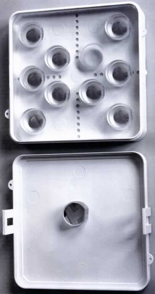 Es handelt sich um ein Diffraktionsgitter, im Wesentlichen bestehend aus einem zylinderförmigen, farblosen Glaskörper mit einem Durchmesser von 20 mm und einer Höhe von 10 mm, welcher an der Stirnseite konvex ausgebildet und mit einer dünnen Metallschicht, in welche nach Herstellerangaben 385 Linien je mm eingeritzt sind,  überzogen ist.

Das diffraktive optische Element dient der Beugung von Lichtstrahlen und ist zum Einbau in Spektrometer bestimmt (lt. Angaben des Antragstellers 1 Diffraktionsgitter je Spektrometer).

Die Ware ist zu Transportzwecken in einer zweiteiligen, weißen Kunststoffbox (Abbildung siehe Anlage) mit Haltevorrichtungen für bis zu 10 Diffraktionsgitter aufgemacht.

Eine Einreihung in die Pos. 9027 kommt nicht in Betracht, weil sich das Erzeugnis als Ware der Pos. 9001 darstellt und somit laut Anm. 2 a) Kap. 90 in dieser verbleibt.

Die Ware wird als "nichtgefasstes, diffraktives, optisches Element, anderes als in den Unterpositionen (HS) 9001 10 bis 9001 50 genannt, anderes als in den Codenummern 9001 9000 10 0 bis 9001 9000 85 0 erfasst" eingereiht