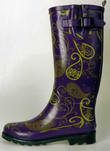 Stiefel (lt. Antrag: "Damen-Regenstiefel, Art. 384206 (lila/gelb)", Foto siehe Anlage)
- wasserdicht,
- mit Laufsohlen und Oberteil (lt. Antrag) aus Kautschuk (u.a. Spinnstoff mit einer
  mit dem bloßen Auge wahrnehmbaren Außenschicht aus Kautschuk; nicht durch 
  Nähen, Nieten, Nageln, Schrauben, Stecken oder ähnliche Verfahren zusammengefügt),
- seitlich mit Zierschnallenverschluss,
- ohne Metallschutz in der Vorderkappe,
- den Knöchel, jedoch nicht das Knie bedeckend

"Wasserdichte Schuhe mit Laufsohlen und Oberteil aus Kautschuk, bei denen 
 weder das Oberteil mit der Laufsohle noch das Oberteil selbst durch Nähen, 
 Nieten, Nageln, Schrauben, Stecken oder ähnlichen Verfahren zusammengefügt ist, 
 ohne Metallschutz in der Vorderkappe, den Knöchel, jedoch nicht das Knie bedeckend"