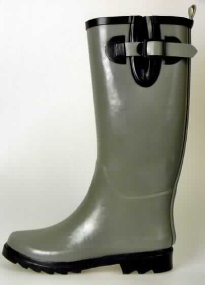 Stiefel (lt. Antrag: " Damen-Regenstiefel, Art. 384206 (hellgrau)", Foto siehe Anlage)
- wasserdicht,
- mit Laufsohlen und Oberteil (lt. Antrag) aus Kautschuk (u.a. Spinnstoff mit einer
  mit dem bloßen Auge wahrnehmbaren Außenschicht aus Kautschuk; nicht durch 
  Nähen, Nieten, Nageln, Schrauben, Stecken oder ähnliche Verfahren zusammengefügt),
- seitlich mit Zierschnallenverschluss,
- ohne Metallschutz in der Vorderkappe,
- den Knöchel, jedoch nicht das Knie bedeckend

"Wasserdichte Schuhe mit Laufsohlen und Oberteil aus Kautschuk, bei denen 
 weder das Oberteil mit der Laufsohle noch das Oberteil selbst durch Nähen, 
 Nieten, Nageln, Schrauben, Stecken oder ähnlichen Verfahren zusammengefügt ist, 
 ohne Metallschutz in der Vorderkappe, den Knöchel, jedoch nicht das Knie bedeckend"