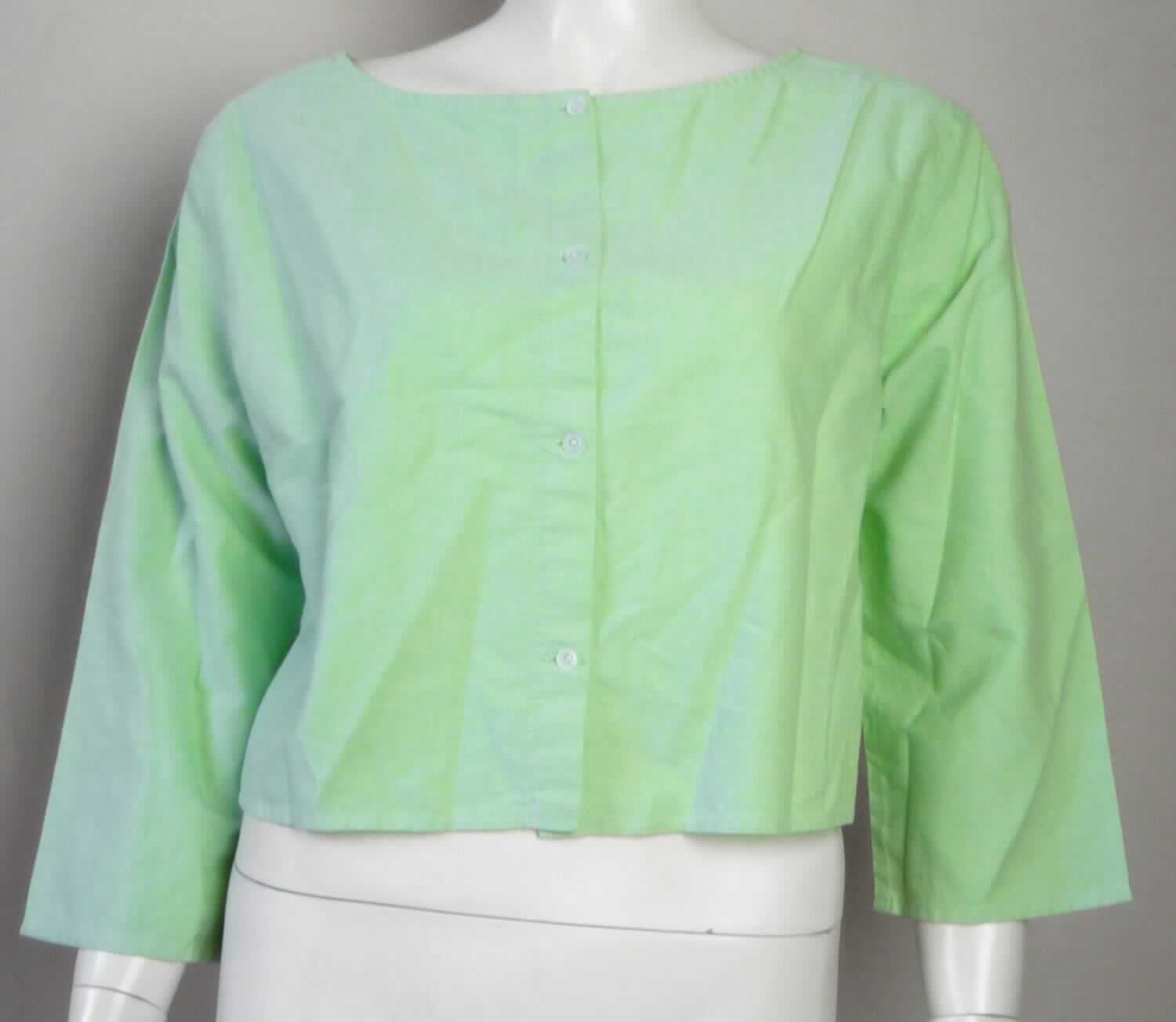 Bluse, sog. Gewebter Damen Crop Top, Art. RSACP3110, Größe L, Foto siehe Anlage,
- aus ca. 0,5 mm dicken (leichten), buntgewebten Geweben aus laut Antrag 100 % Baumwolle,
- über die Taille reichend (Rückenlänge: ca. 44 cm),
- mit einem runden Halsausschnitt,
- hinten mit einer durchgehenden Öffnung mit Knopfverschluss,
- ohne Hinweise auf den Trägerkreis (unisex),
- mit 3/4-langen Ärmeln,
- am unteren Rand durch Umschlagen und Festnähen gesäumt,
- erfüllt die Merkmale zur Einreihung als Bluse, deshalb keine Ware der Position 6211.

"Bluse, aus Geweben, für Frauen, aus Baumwolle, nicht nach dem Batik-Verfahren handbedruckt"