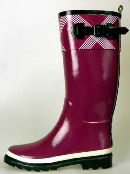 Stiefel (lt. Antrag: "Damen-Regenstiefel (Art. 384206); pink", Foto siehe Anlage)
- wasserdicht,
- mit Laufsohlen und Oberteil (lt. Antrag) aus Kautschuk (u.a. Spinnstoff mit einer
  mit dem bloßen Auge wahrnehmbaren Außenschicht aus Kautschuk; nicht durch 
  Nähen, Nieten, Nageln, Schrauben, Stecken oder ähnliche Verfahren zusammengefügt),
- seitlich mit Zierschnallenverschluss,
- ohne Metallschutz in der Vorderkappe,
- den Knöchel, jedoch nicht das Knie bedeckend

"Wasserdichte Schuhe mit Laufsohlen und Oberteil aus Kautschuk, bei denen 
 weder das Oberteil mit der Laufsohle noch das Oberteil selbst durch Nähen, 
 Nieten, Nageln, Schrauben, Stecken oder ähnlichen Verfahren zusammengefügt ist, 
 ohne Metallschutz in der Vorderkappe, den Knöchel, jedoch nicht das Knie bedeckend"