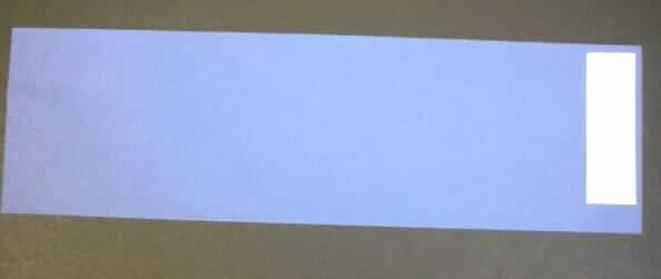 Gewebe (lt. Antrag: "beschichtetes Polyestergewebe",  siehe Foto)
- als Meterware,
- (lt. Antrag) mit einer Breite von 200 cm,
- aus synthetischen Spinnfasern (Polyester-Spinnfasern),
- gefärbt,
- in Leinwandbindung,
- beidseitig, mit dem bloßen Auge nicht wahrnehmbar mit gefärbtem Kunststoff 
  (lt. Antrag: Acrylat) dünn bestrichen