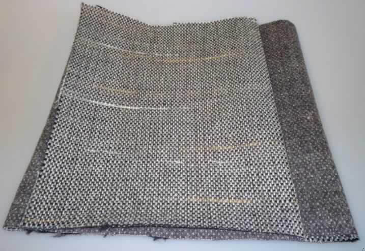 Gewebe, sog. Polstermöbelstoff, Artikel Agatha, Foto siehe Anlage,
- als Meterware,
- mit einer Breite von mehr als 30 cm,
- lt. Untersuchungsergebnis:
-- aus Garnen aus synthetischen Spinnfasern (Polyester), Garnen aus synthetischen Filamenten (Polyester),
   Effektgarnen aus Polyamid-Filamenten und Polyester-Spinnfasern, Effektgarnen aus Polyester-Filamenten,
   Polyester-Spinnfasern und Polyacryl-Spinnfasern und Chenillegarnen aus Polyacryl-Spinnfasern; mit
   insgesamt folgenden Anteilen (gem. mechanischer Trennung):
--- 82,7 GHT synthetische Spinnfasern (mit einem Anteil an Polyester-Spinnfasern von 62,2 GHT und einem 
    Anteil an Polyacryl-Spinnfasern von 20,5 GHT) und
--- 17,3 GHT synthetischen Filamenten (mit einem Anteil an Polyester-Filamenten von 16,3 GHT und einem Anteil
    von Polyamid-Filamenten von 1 GHT), 
-- in Musterbindung,
-- buntgewebt,
- die eingesetzten Chenillegarne allein erzeugen keine samtartige Oberfläche und bilden auch keine
  Rippensamtnachahmung (daher kein Chenillegewebe der Position 5801); das Aussehen der Oberfläche wird
  vielmehr durch den hohen Anteil an Effektgarnen bestimmt.

"Andere Gewebe aus synthetischen Polyester-Spinnfasern als in den Positionen 5512 - 5514 genannte, 
 hauptsächlich mit Polyacryl-Spinnfasern gemischt, buntgewebt"