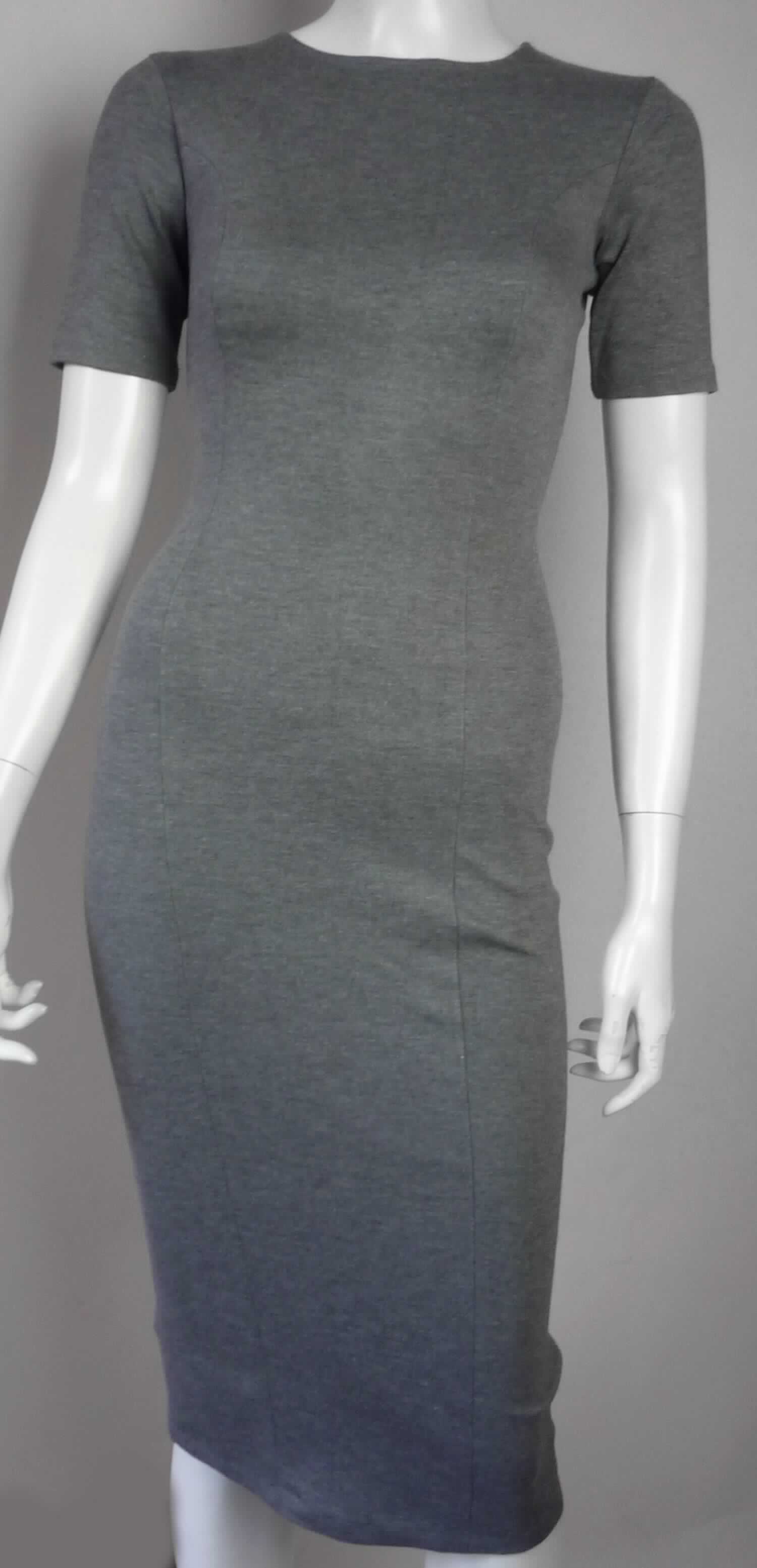 Kleid, sog. Strick Kleid, Art. RSAPO307, Größe S, Foto siehe Anlage,
- aus ca. 0,9 mm dicken, buntgewirkten Gewirken (melierte Garne) aus laut Antrag 98 % Rayon (künstliche 
  Chemiefasern) und 2 % Nylon (synthetische Chemiefasern),
- über die Knie reichend (Rückenlänge: ca. 105 cm),
- mit einem runden Ausschnitt, 
- ohne Öffnung und ohne Verschluss,
- mit kurzen Ärmeln,
- am unteren Rand durch Umschlagen und Festnähen gesäumt; hinten mit einem ca. 20 cm hochreichenden Schlitz,
- kann aufgrund der Länge ohne ein weiteres, den Unterkörper bedeckendes Kleidungsstück getragen werden.


"Kleid, aus Gewirken, für Frauen, aus künstlichen Chemiefasern"