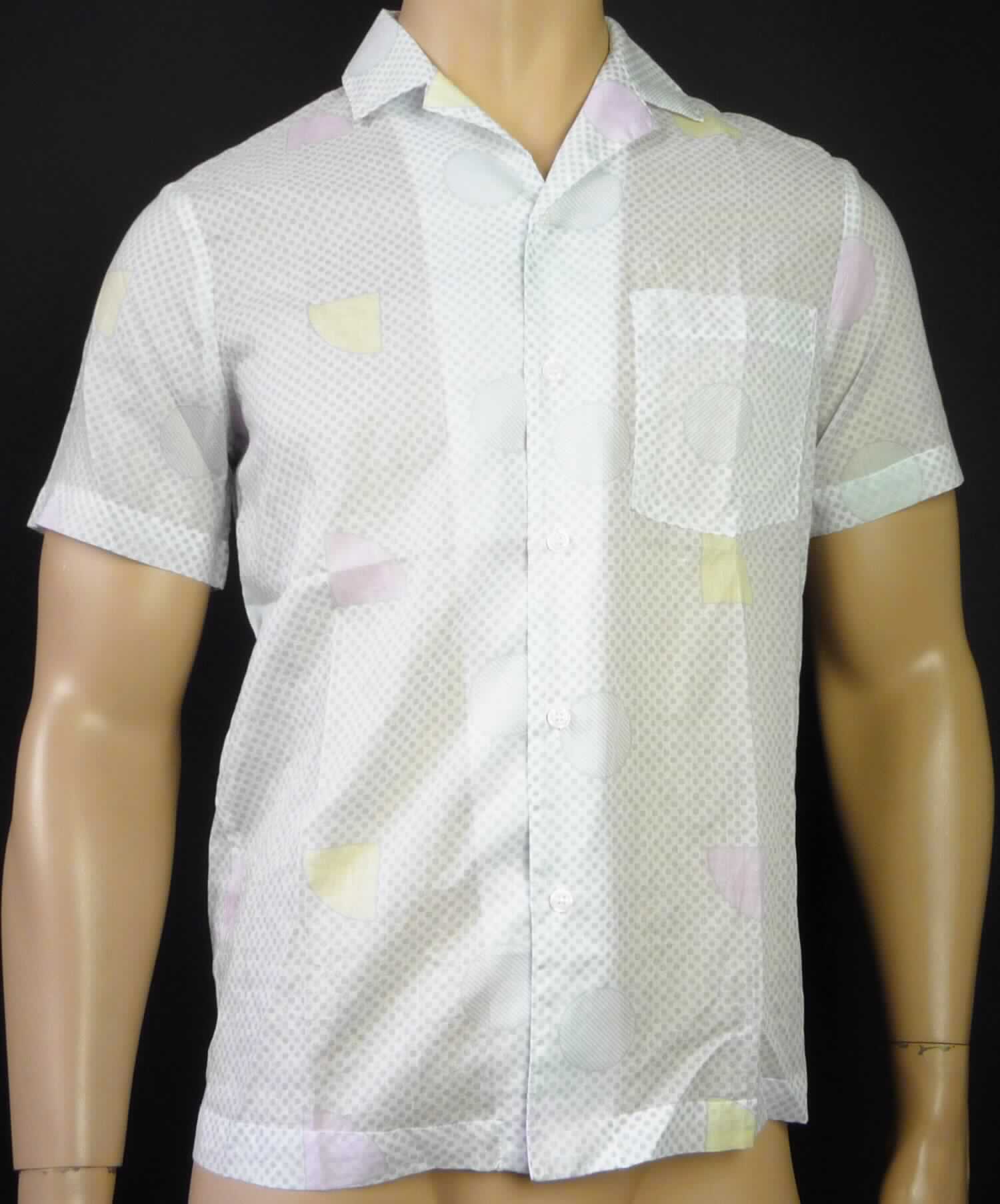 Hemd, sog. Gewebtes Herren Shirt, Art. RSACL402P, Größe XS, Foto siehe Anlage,
- aus ca. 0,2 mm dicken, buntbedruckten (nicht nach dem Batik-Verfahren handbedruckt) Geweben aus
  laut Antrag 100 % Baumwolle,
- über die Taille reichend (Rückenlänge: ca. 68 cm),
- mit einem Umlegekragen,
- vorn mit einer durchgehenden Öffnung mit Knopfverschluss von links über rechts (Männerkleidung),
- mit kurzen Ärmeln,
- mit einer aufgesetzten, offenen Brusttasche auf der linken Seite,
- am unteren Rand durch Umschlagen und Festnähen gesäumt.

"Hemd, aus Geweben, für Männer, aus Baumwolle, nicht nach dem Batik-Verfahren handbedruckt"
